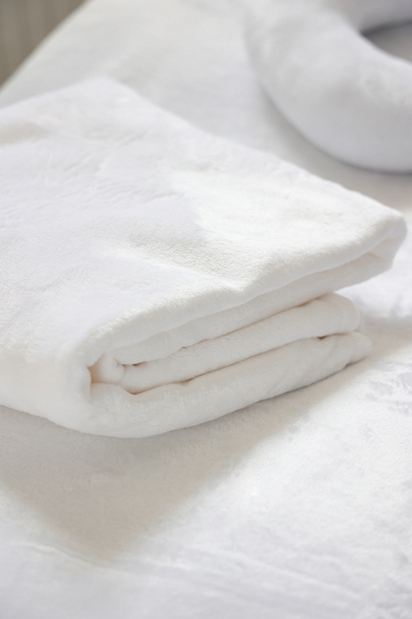 KOC KOŁDERKA NA ŁÓŻKO KOSMETYCZNE 110x180cm BIAŁY Marka inna marka