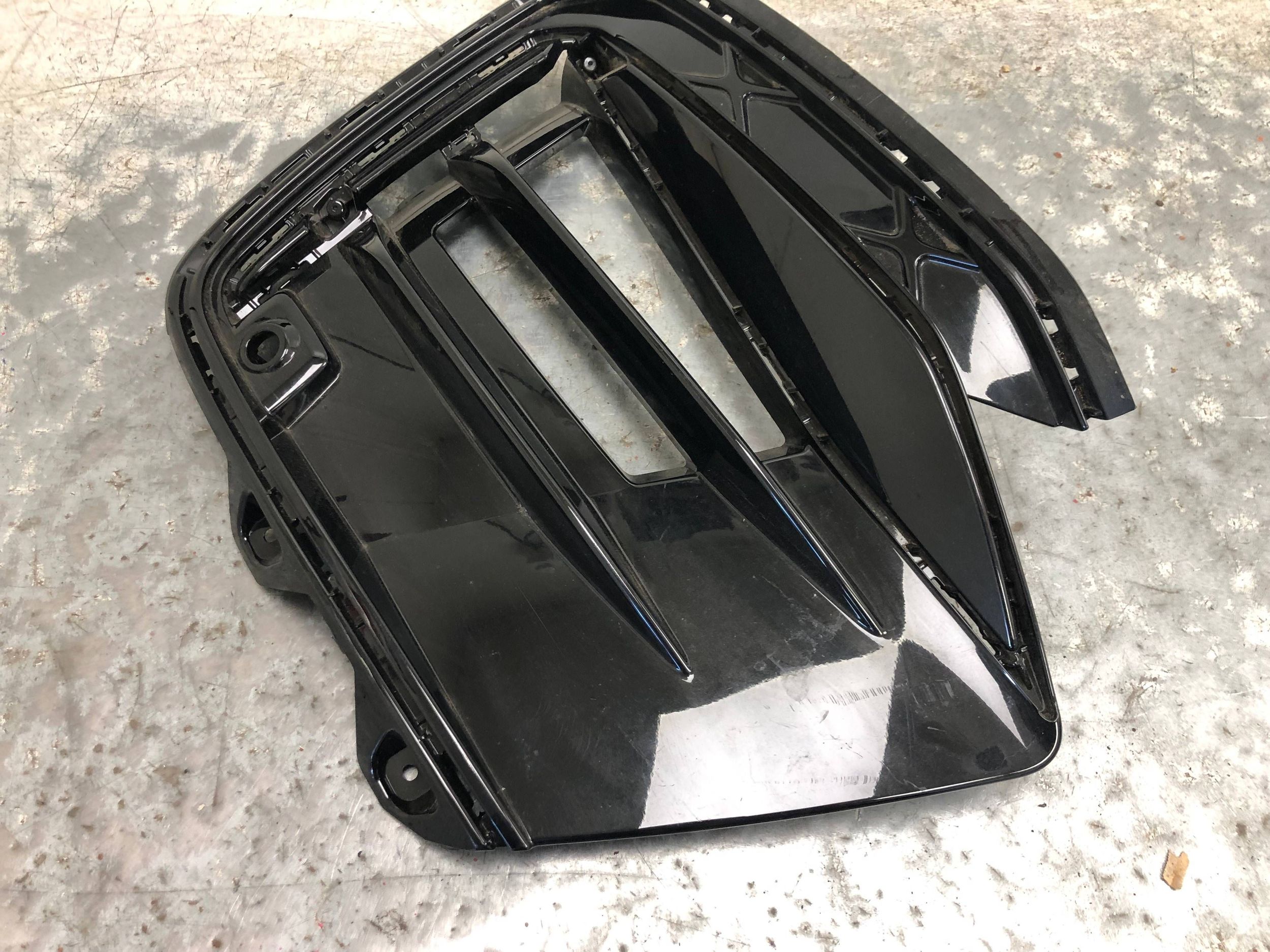 grid of a bumper left front R-LINE VW PASSAT B9 3J0853665E