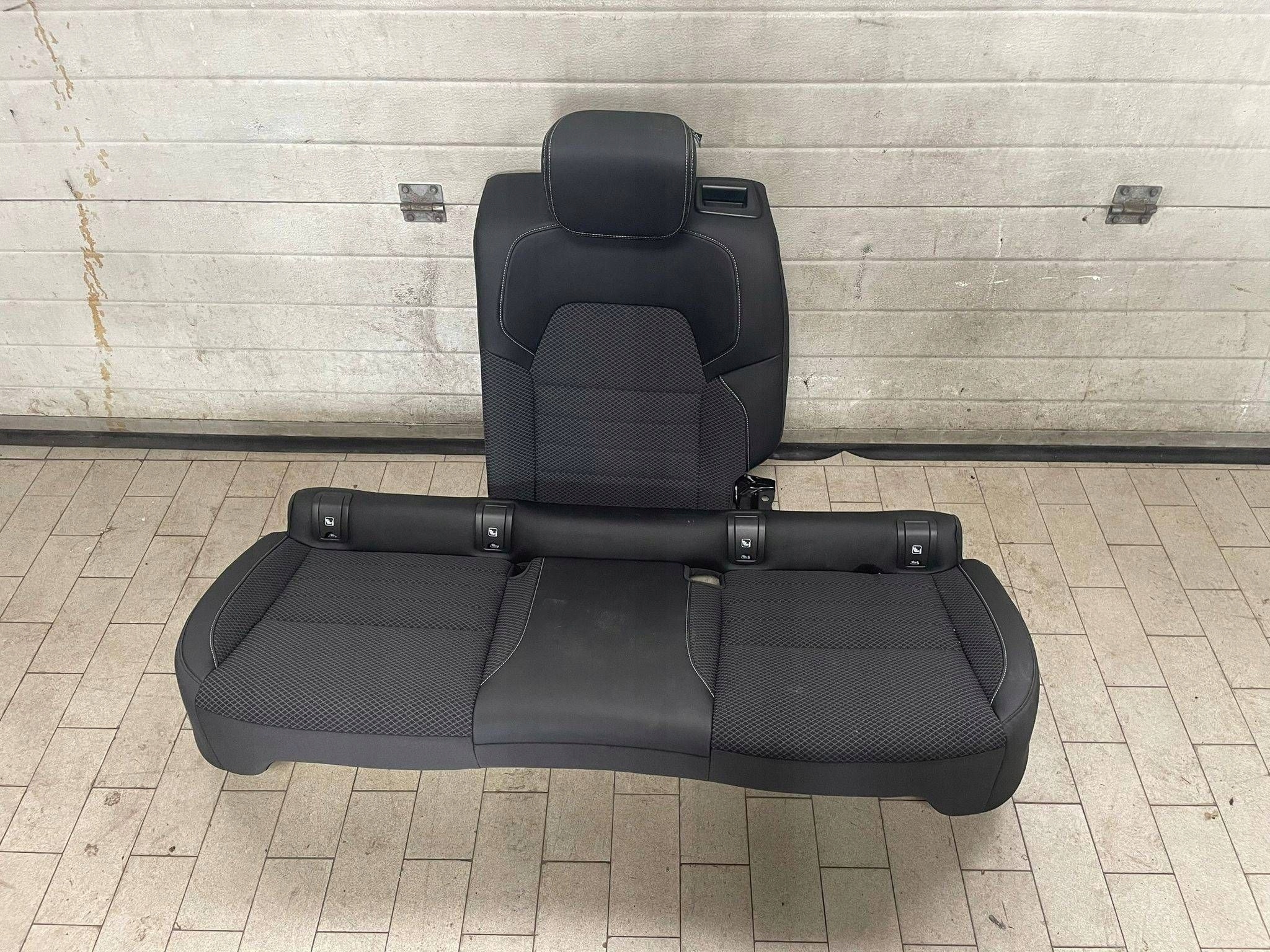 Sitz hinten Renault Arkana -nikompletna