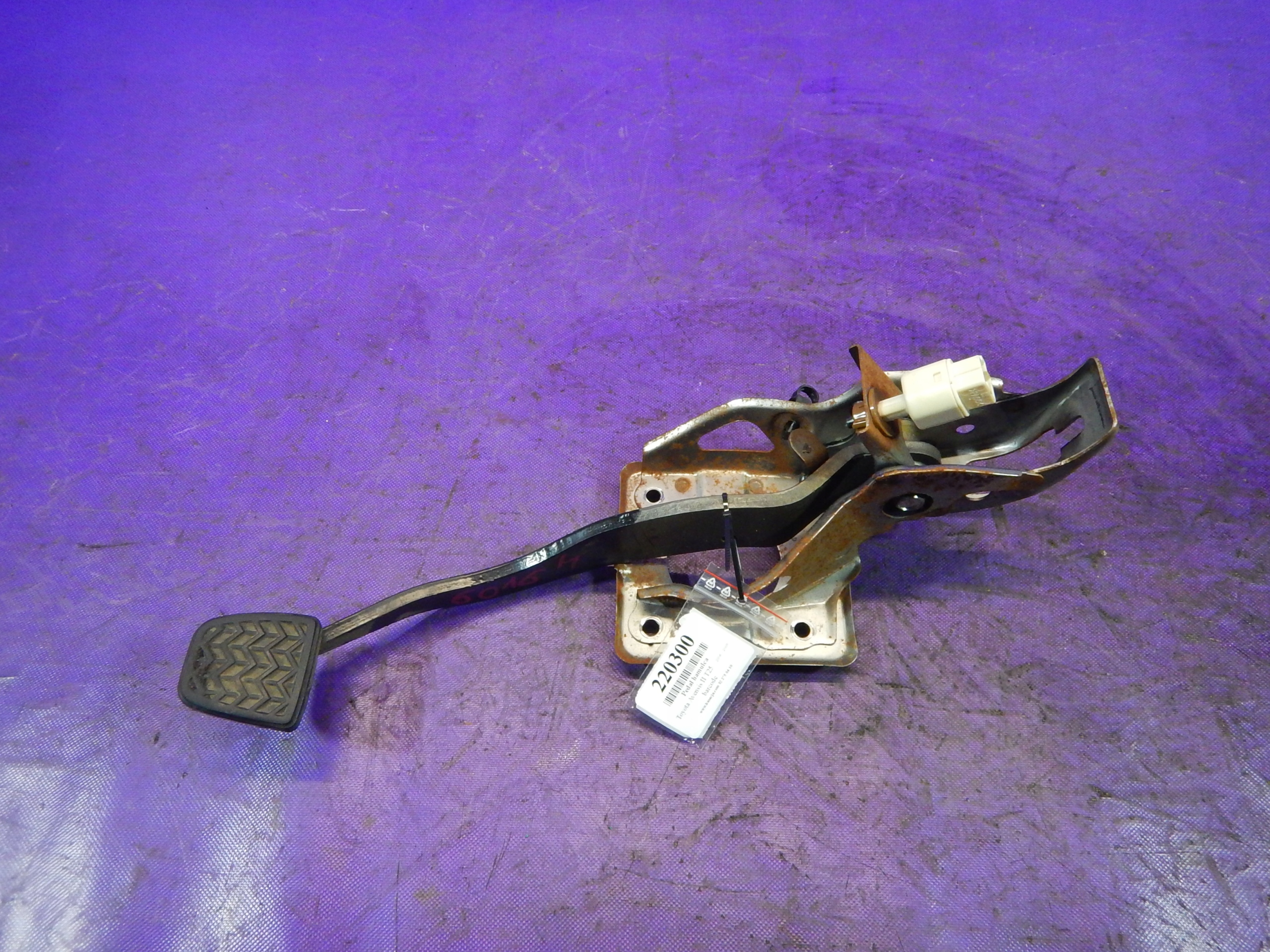 TOYOTA AVENSIS II T25 06- 2,2 D4D PEDAŁ HAMULCA