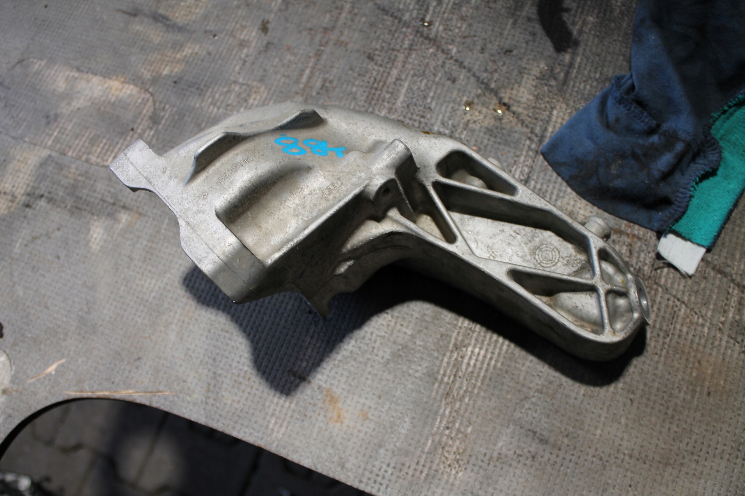 884. support MERCEDES A6542231600