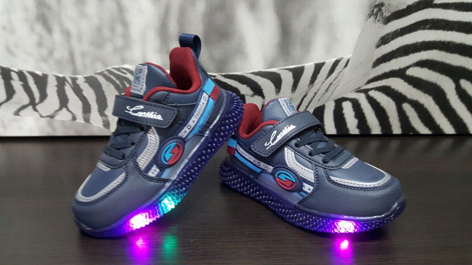 PIĘKNE DZIECIĘCE BUTY Z LED ADIDASY MIGAJĄCE N R21 Rozmiar (new) 21