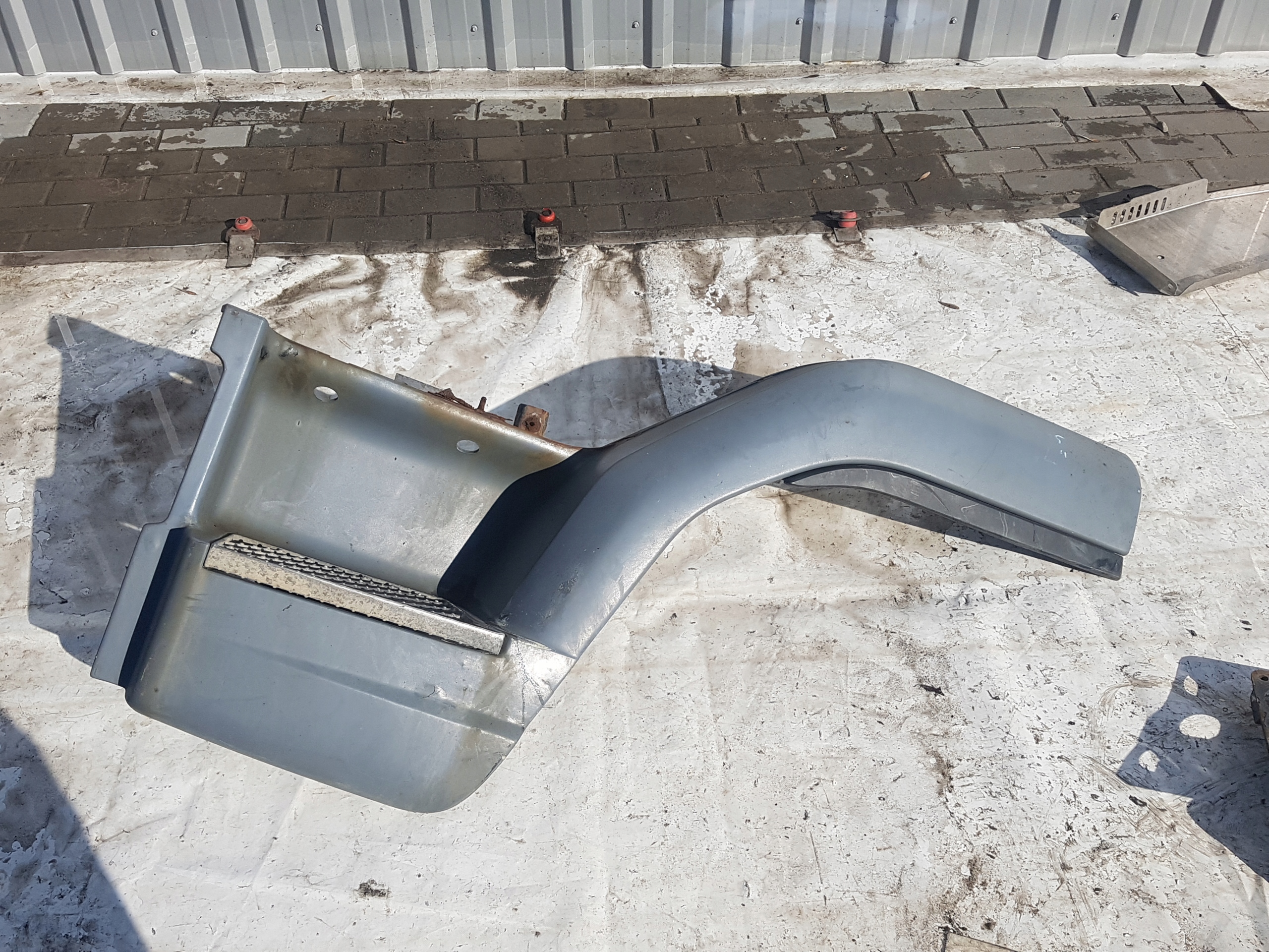 СТУПІНЬ СХОДИНКИ КАБІНИ ЛІВА DAF 45 LF 17,5