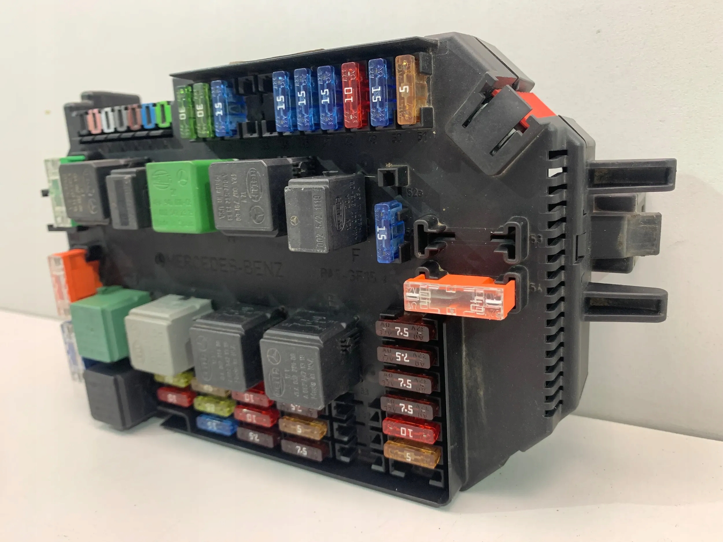 MERCEDES S W221 SKRZYNKA BEZPIECZNIKÓW A2215404650 Producent części Mercedes-Benz OE