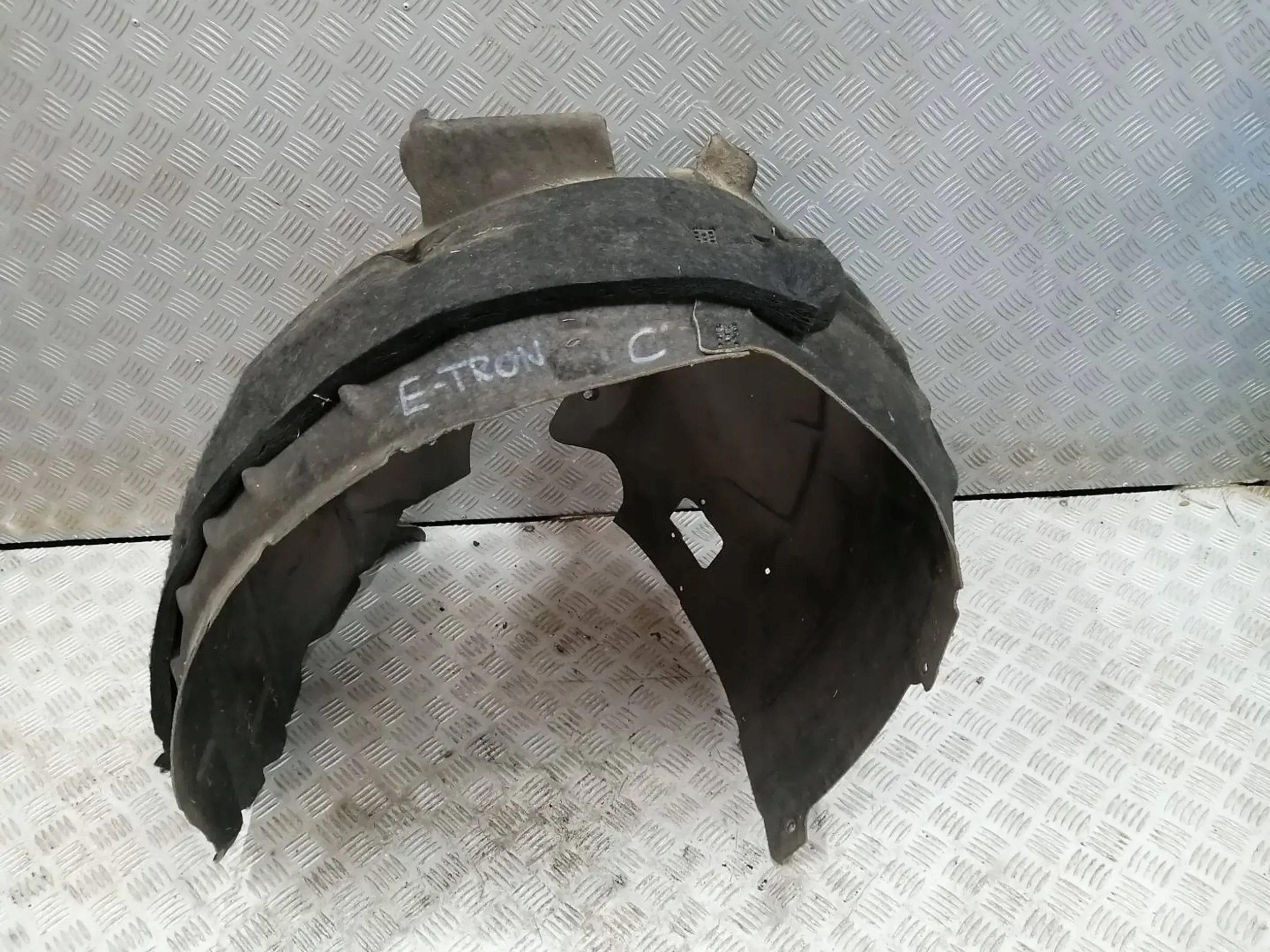 ЦЦ AUDI Е ТРОНke ПІДКРИЛЬНИК ПЕРЕД СПЕРЕДУ ПРАВЕ