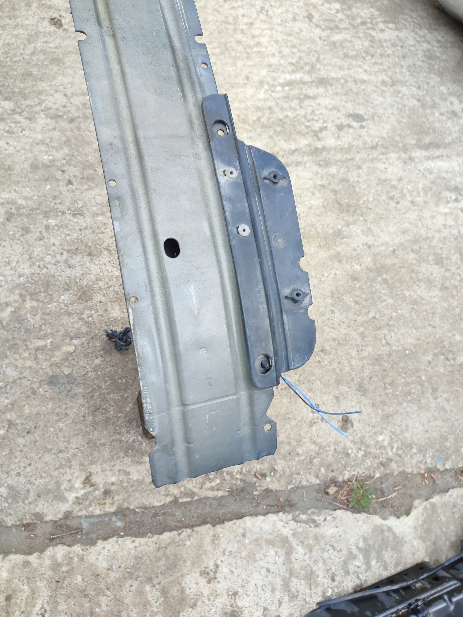 sider pillar of a bumper front Opel Astra J Z177