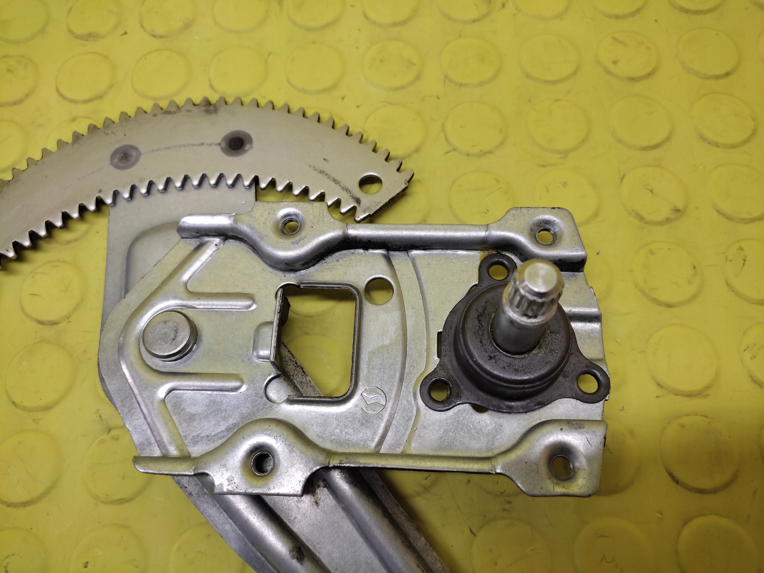 DAIHATSU CUORE VII window regulator right rear part