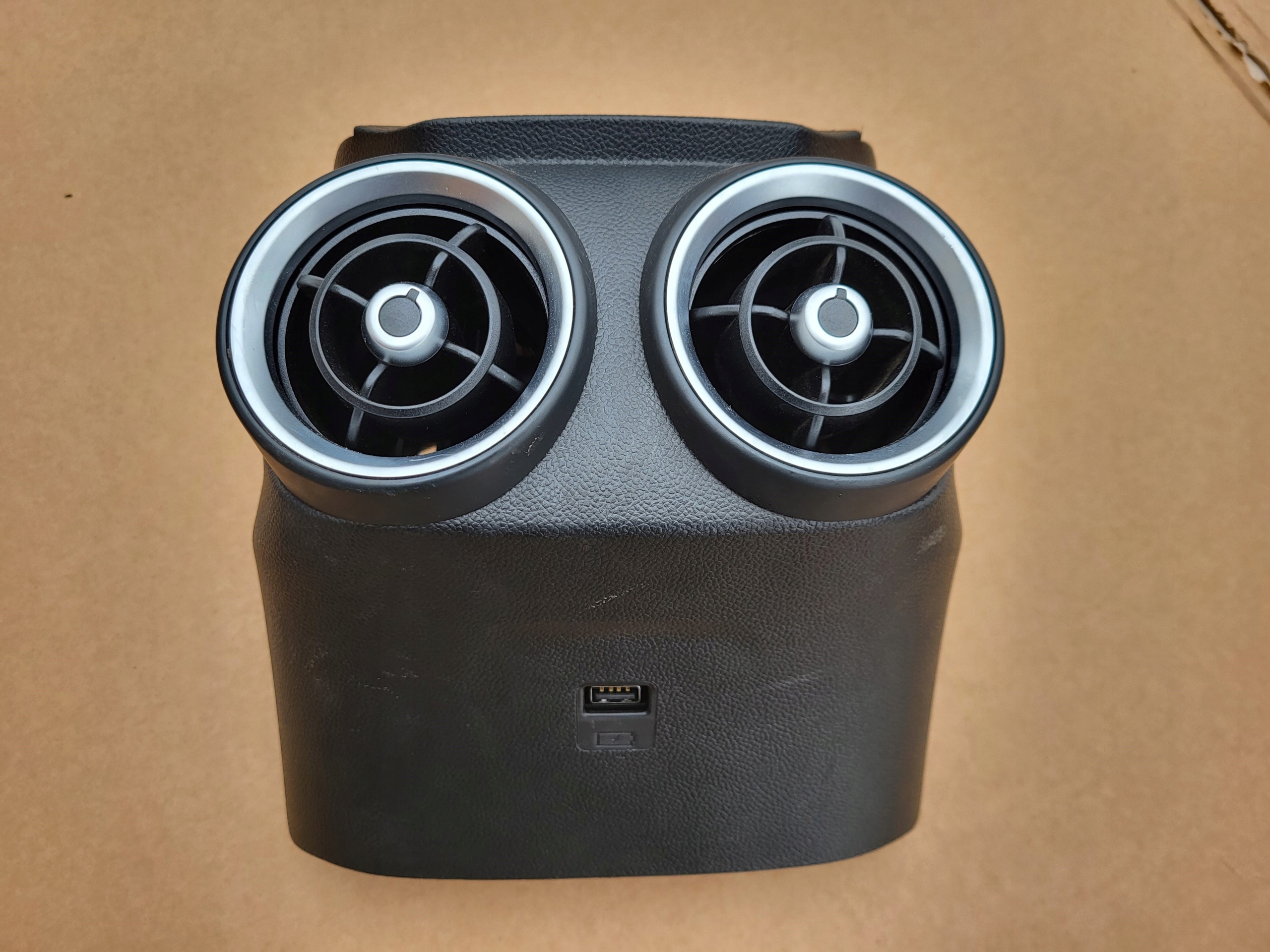 ВЕНТИЛЯЦИОННАЯ РЕШЕТКА ТУННЕЛЯ ЗАДНЯЯ GIULIA QV