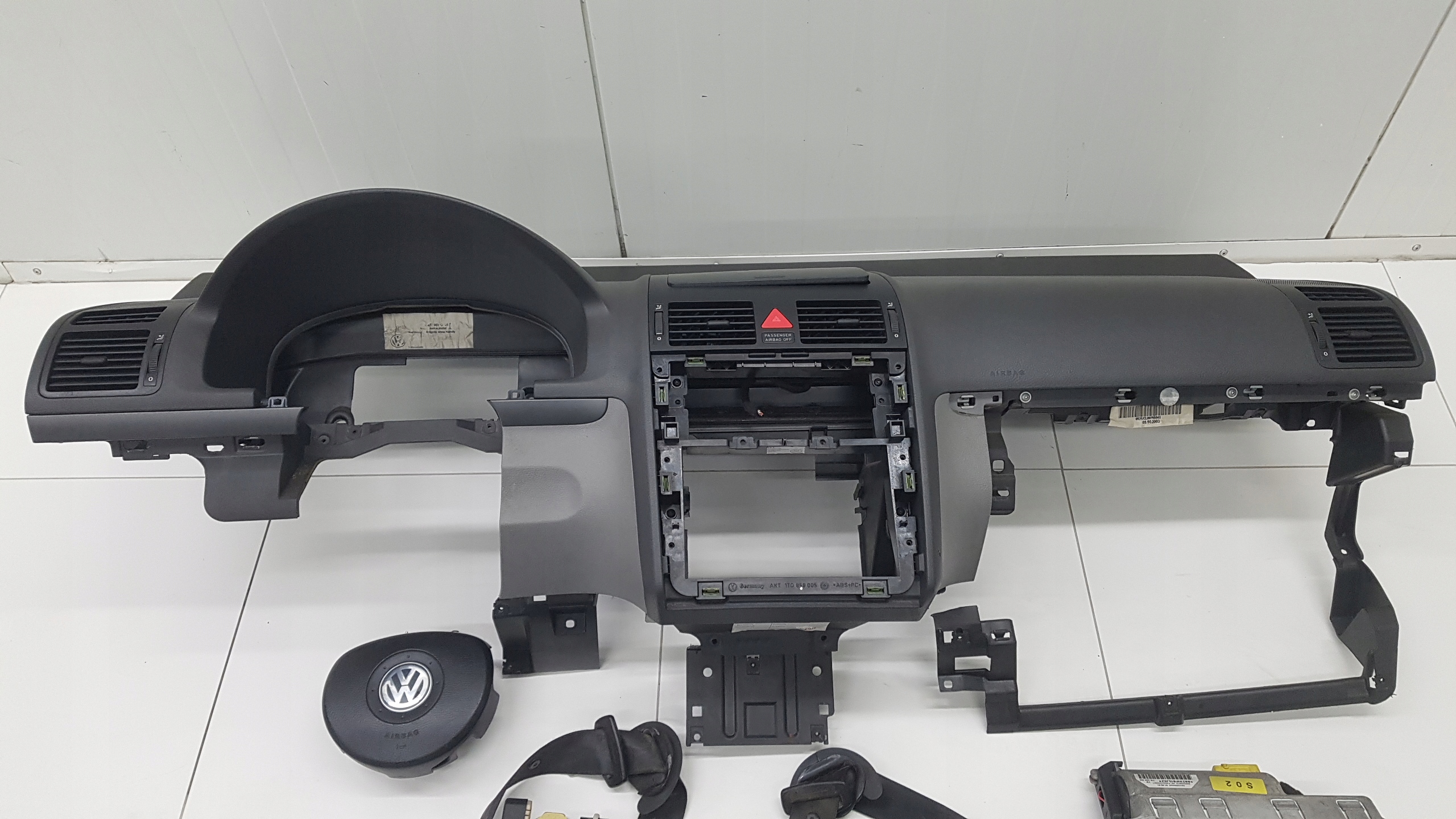 dashboard instrument panel VOLKSWAGEN TOURAN 1