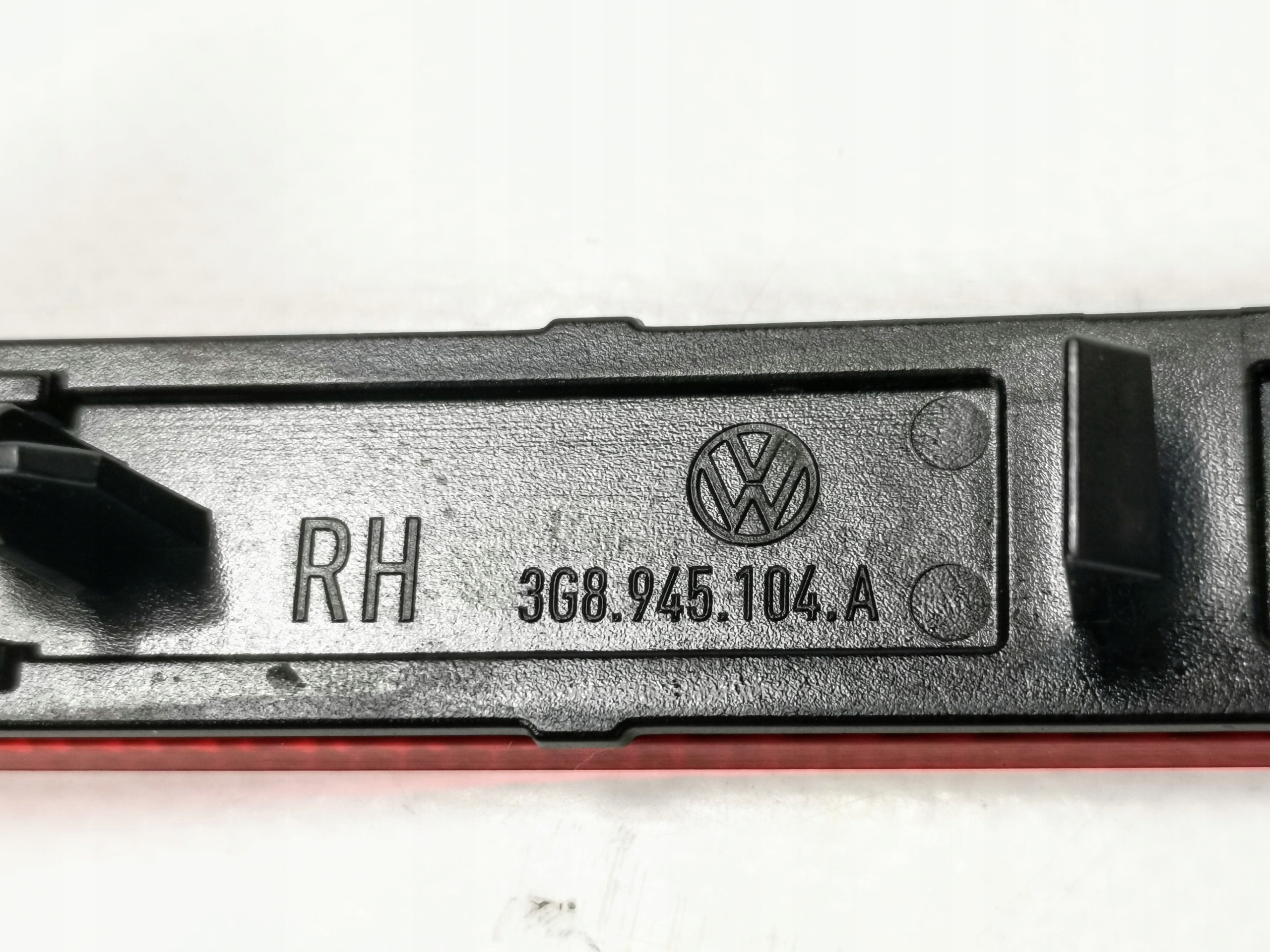 ODBLASKI ZDERZAKA TYLNE STRONA PRAWA VW ARTEON KPL Kolor czerwony