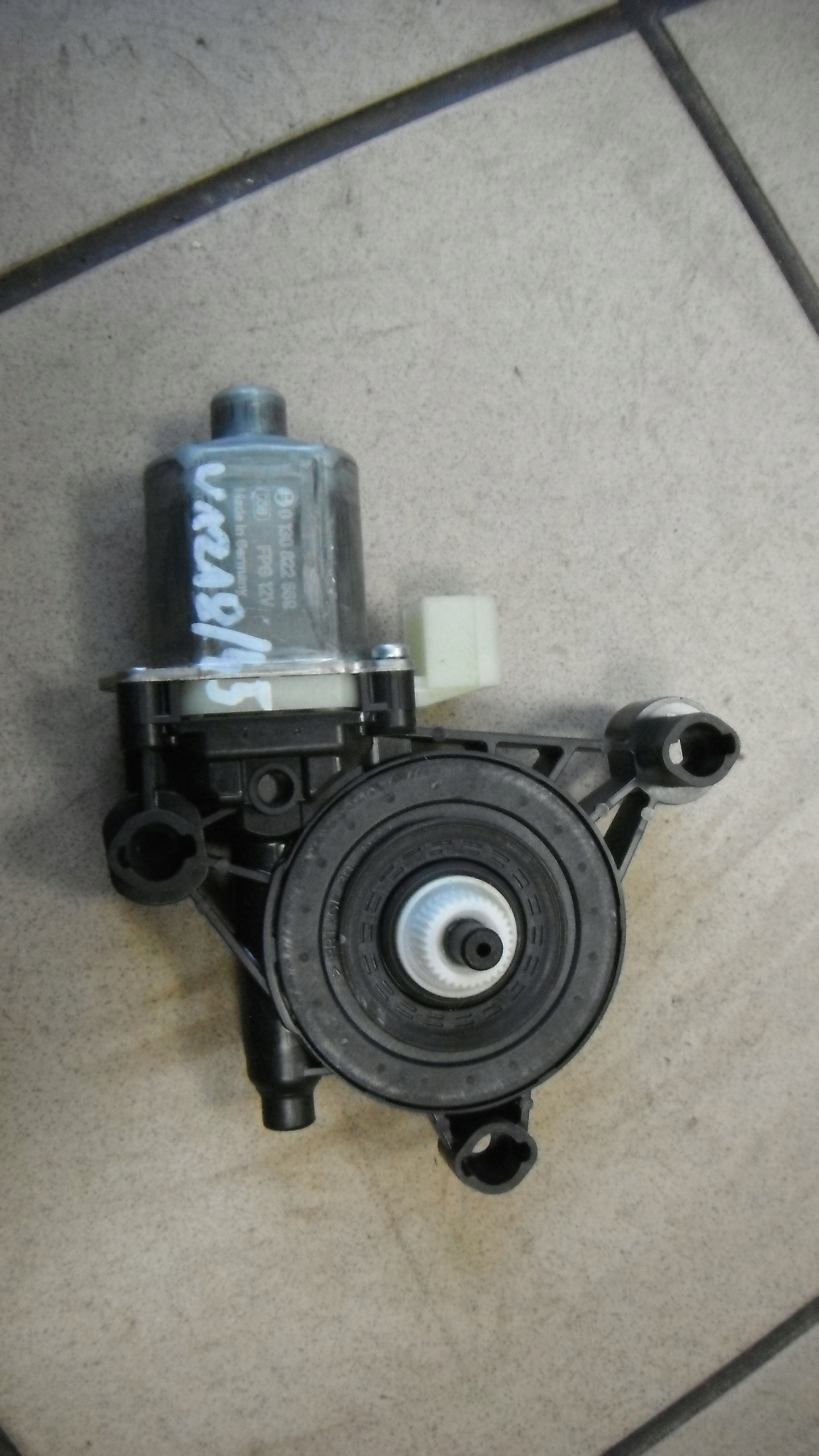 AUDI A4 8W SILNICZEK SZYBY LEWY TYŁ 0130822669