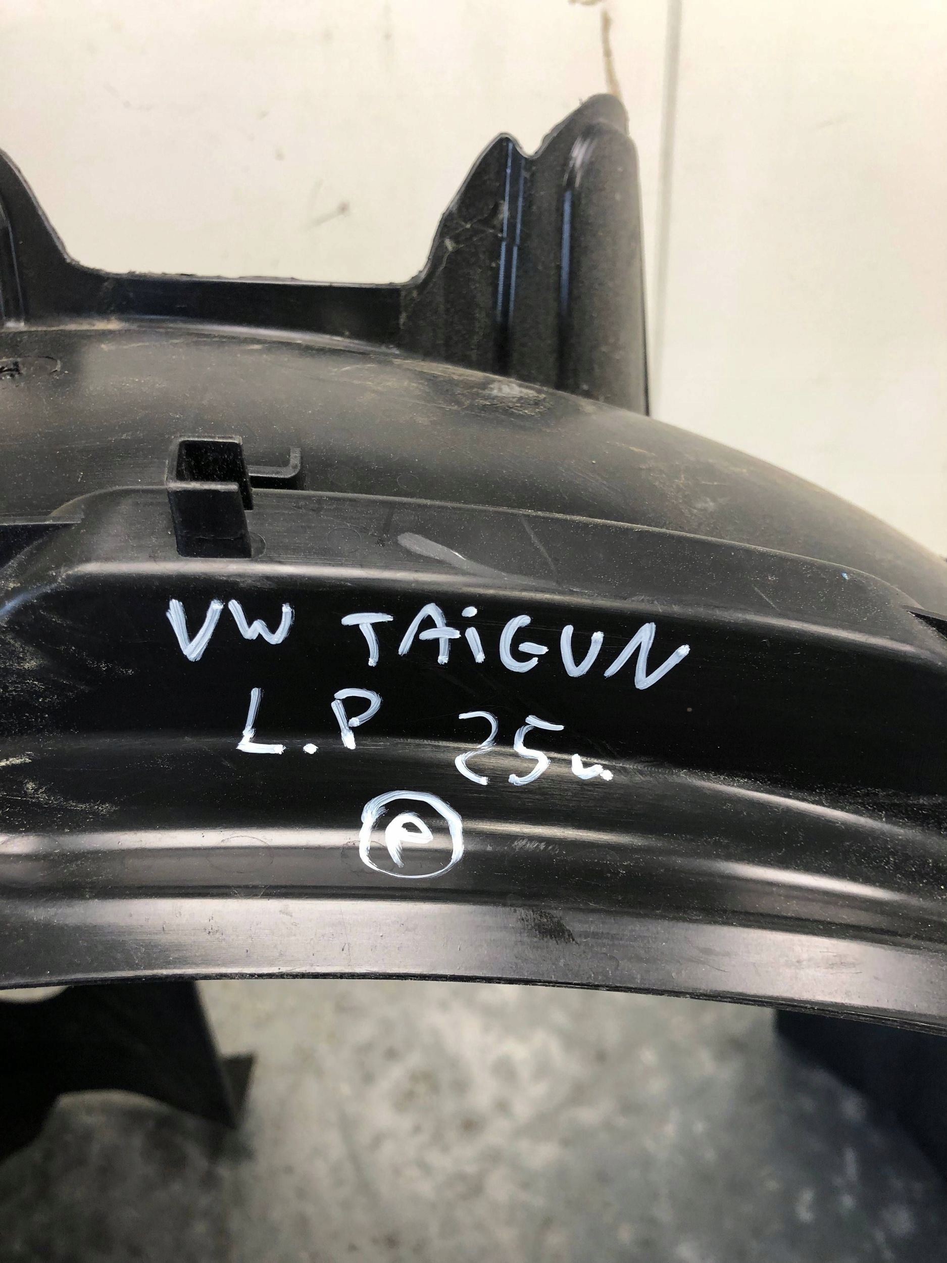 mudguard left front VW TAIGUN 6JM805911C
