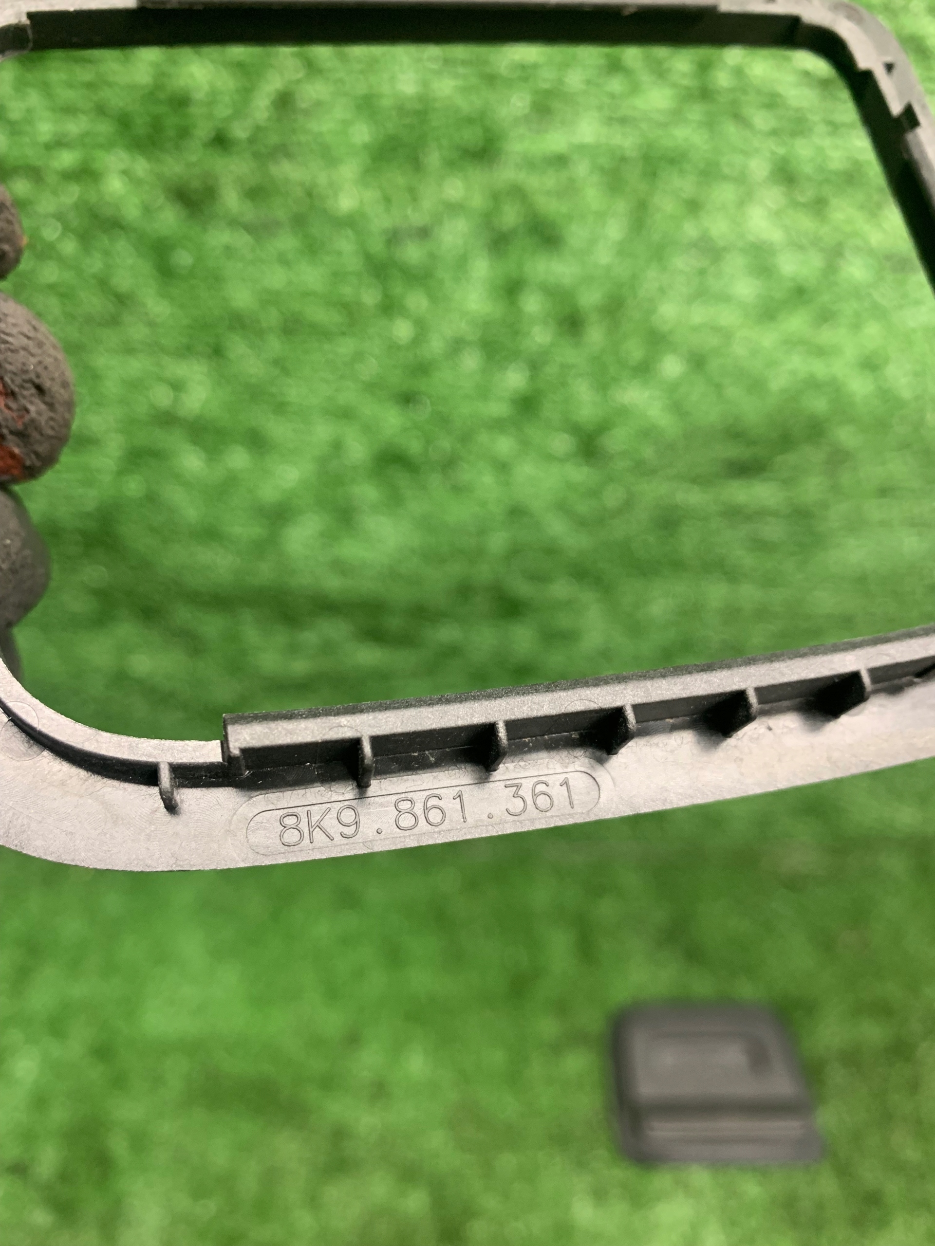 AUDI A6 C7 poignée plancher coffre 8K9861361