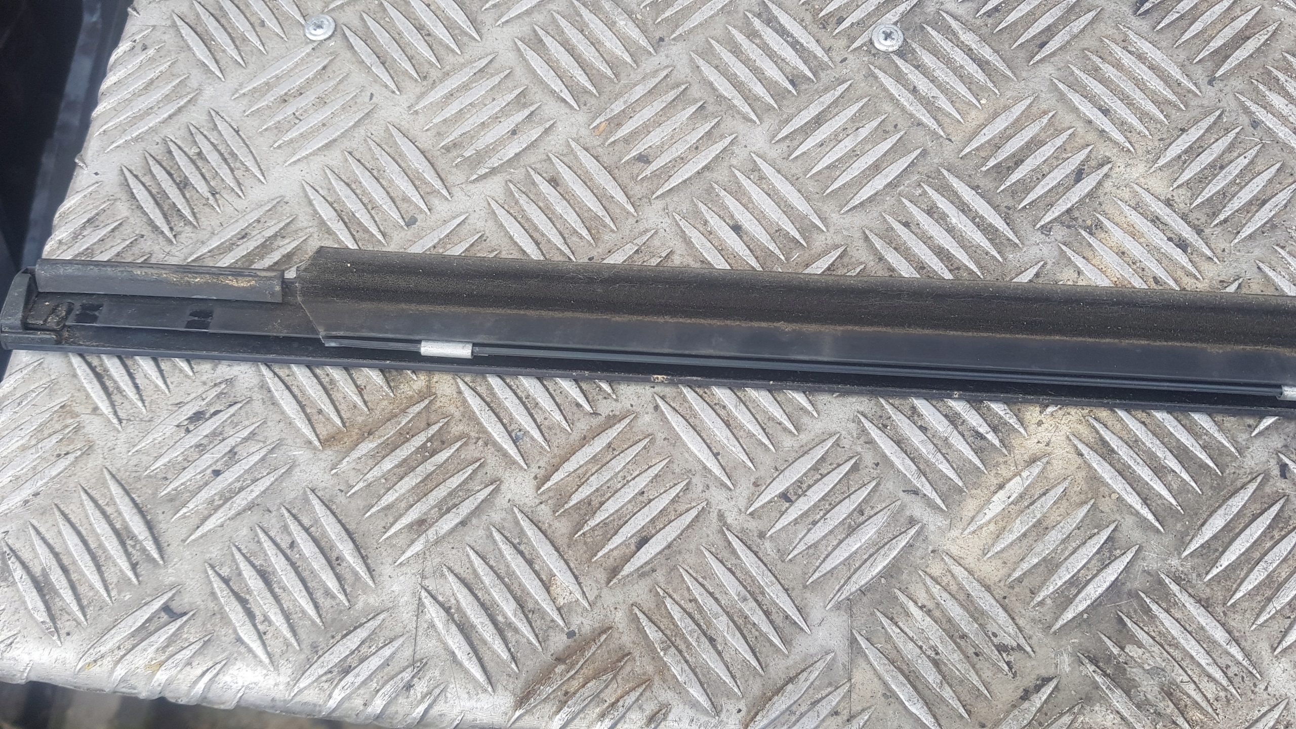 W211 moulding dust rear part sedan left right