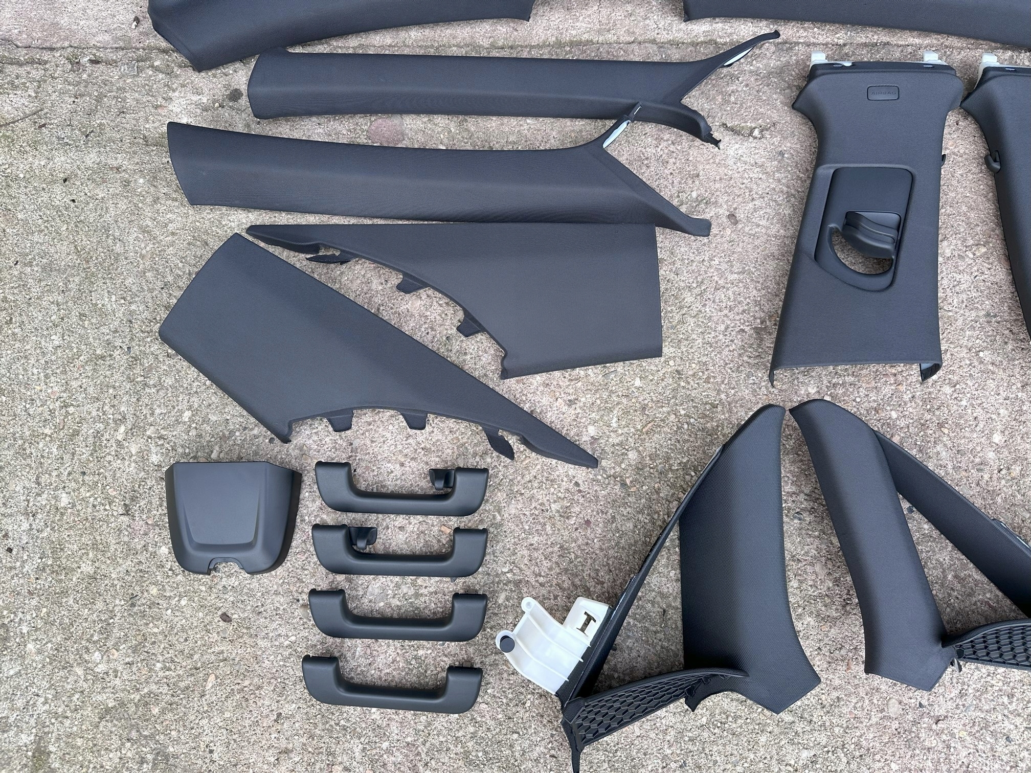 AUDI A4 B9 SEDAN S-LINE PODSUFITKA CZARNA + SŁUPKI KOMPLET Numery katalogowe zamienników 8W5867506B