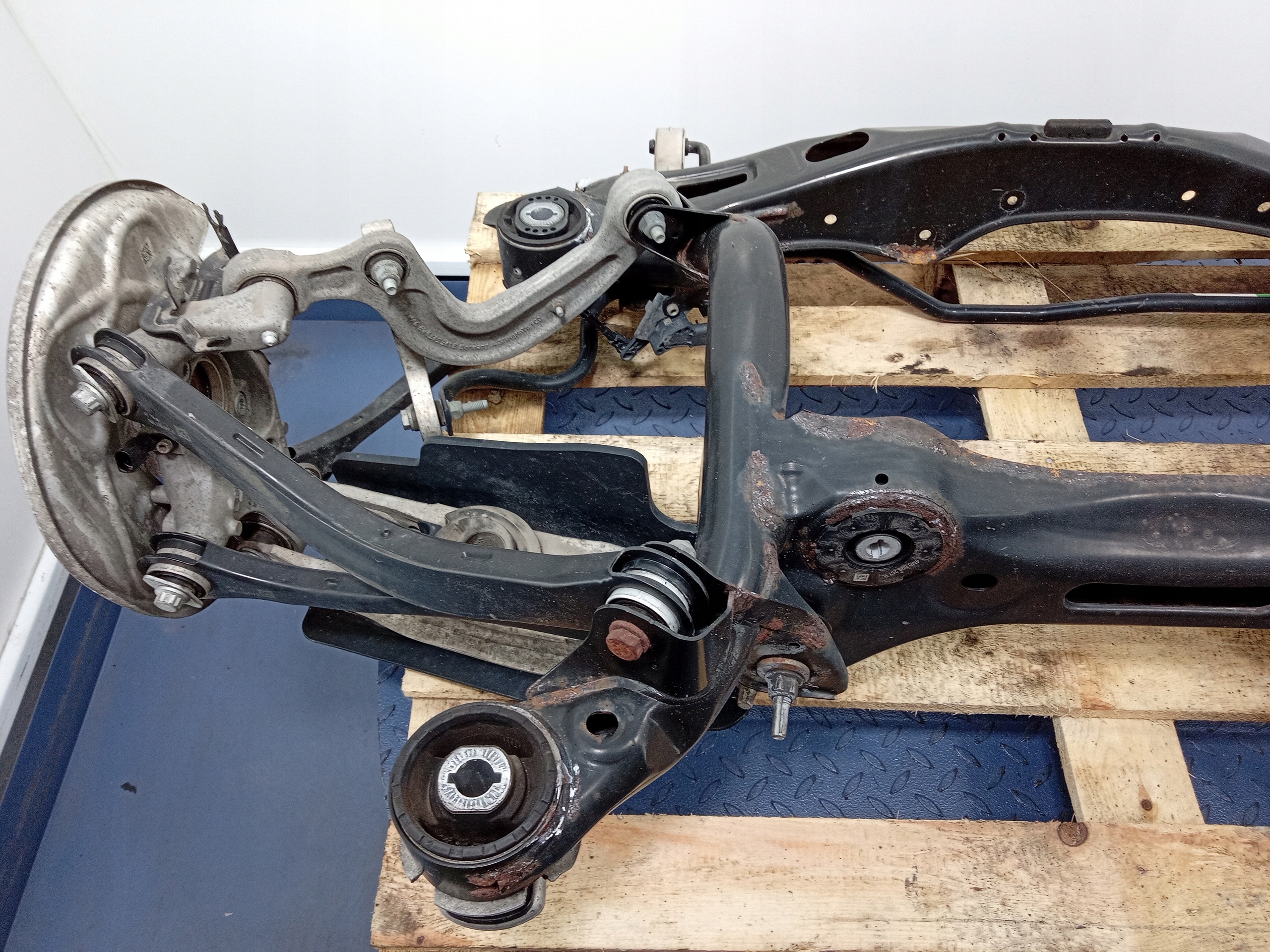 AUDI A4 B9 QUATTRO WÓZEK SANKI TYŁ 8W0505235AD Typ samochodu Samochody osobowe