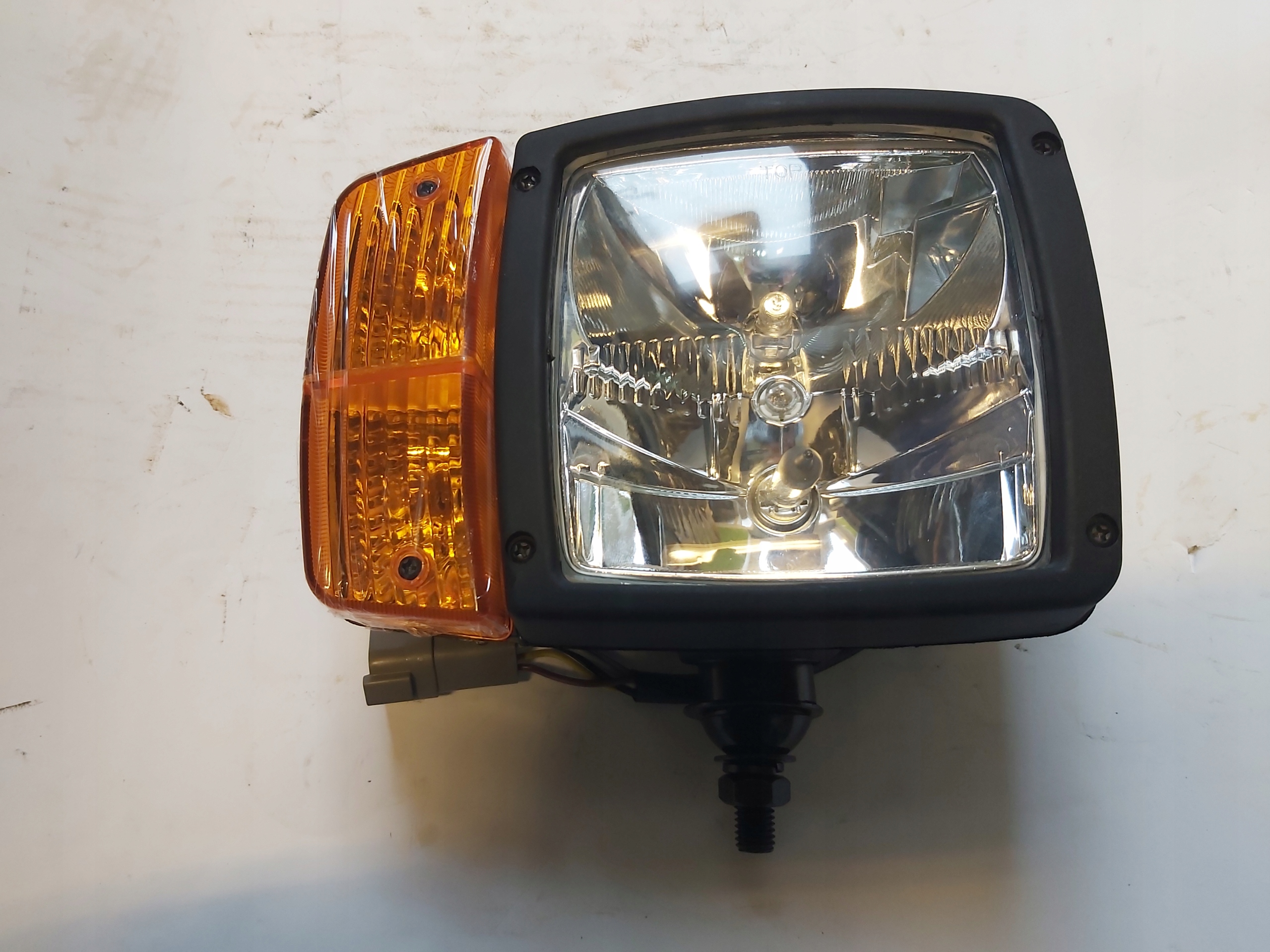 VOLVO KOMATSU CASE LAMPA PRZEDNIA PRAWA KPL LUBLIN