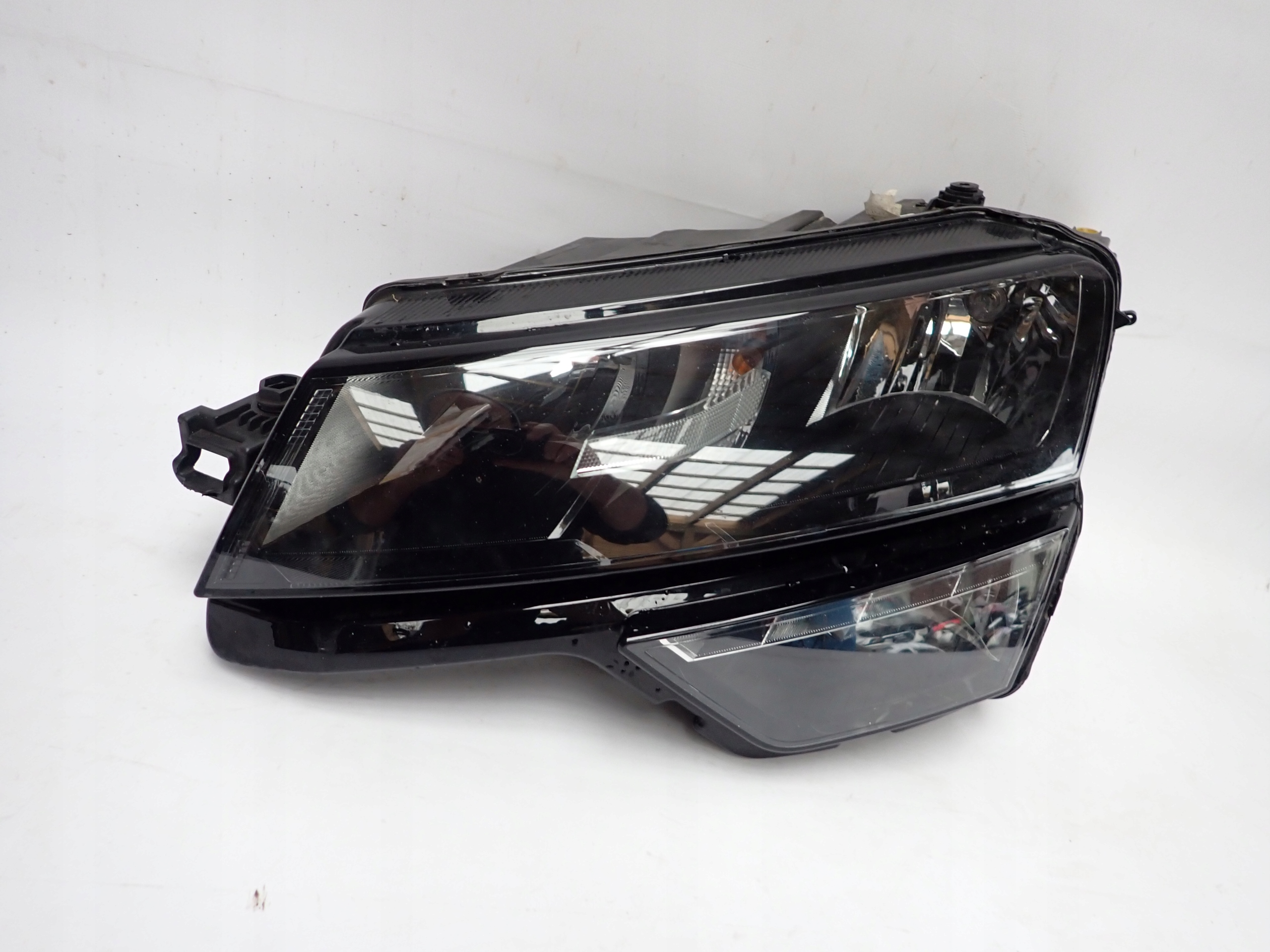 light left front front ZWYKLA SKODA KAROQ 57B941015A