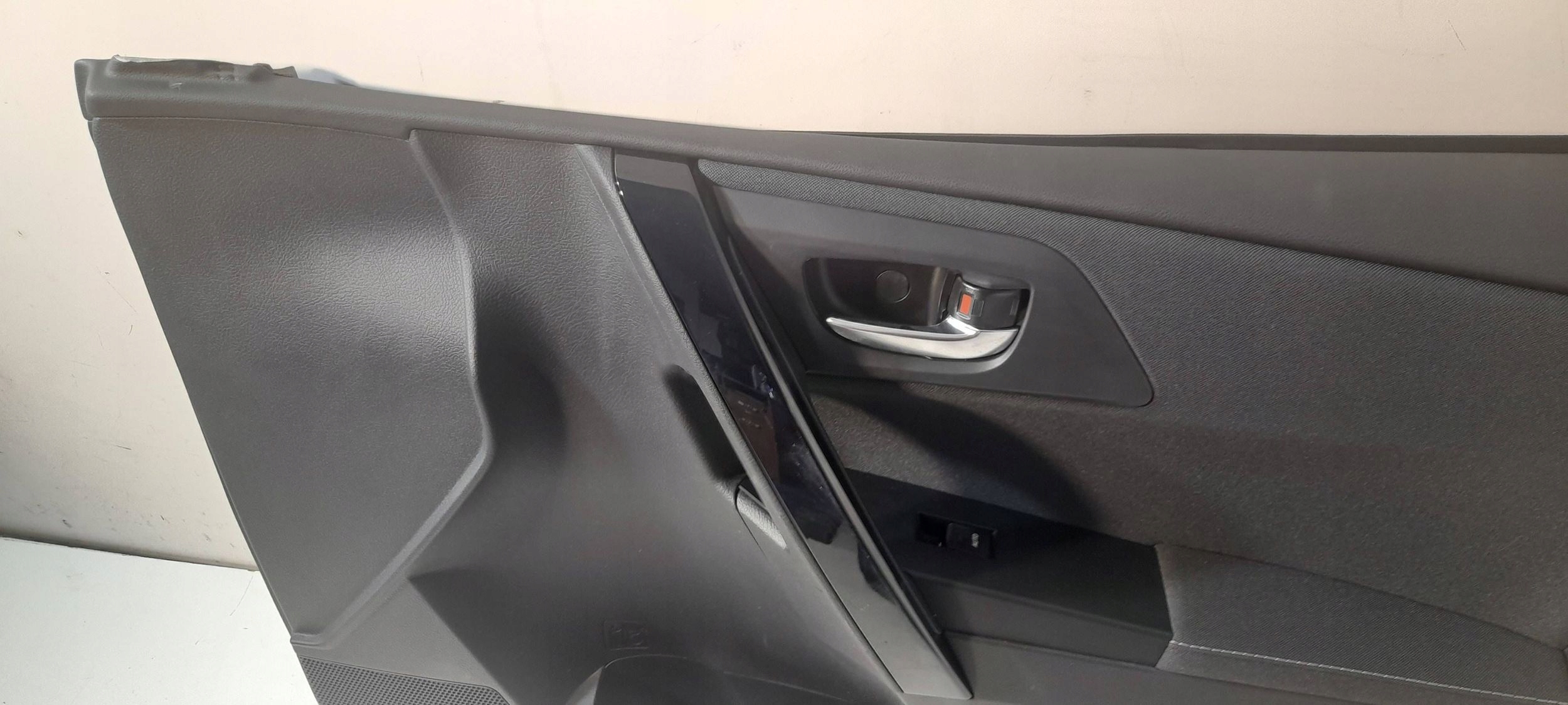 Toyota Auris E18 side door przednich prawych 677702300 (E133)