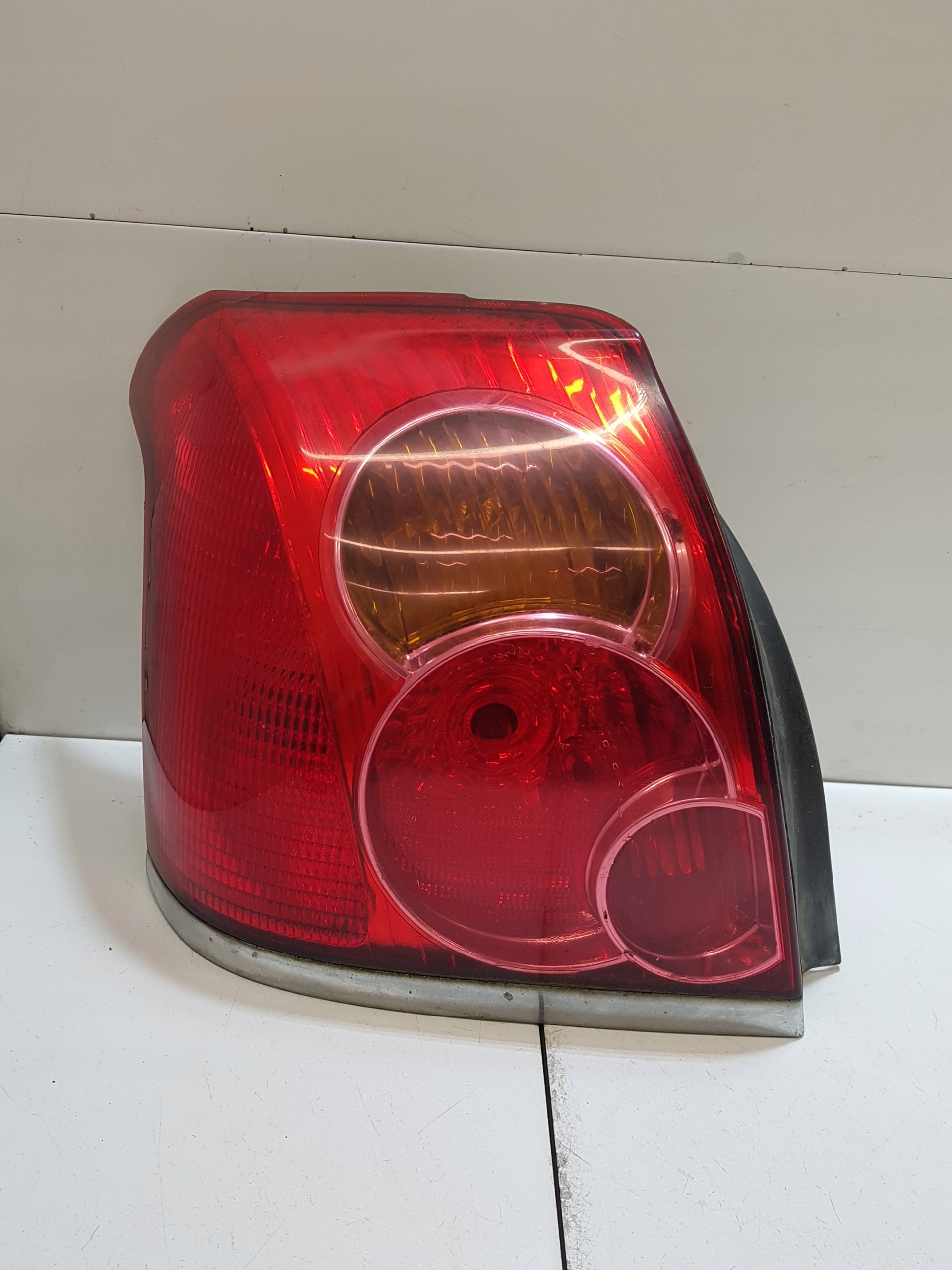 light left rear TOYOTA AVENSIS