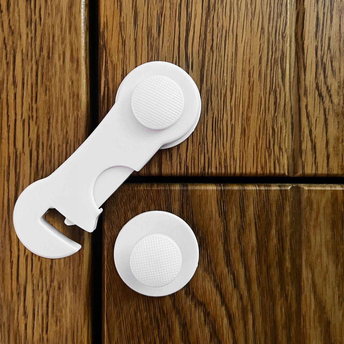 4x ZABEZPIECZENIE BLOKADA DO DRZWI LODÓWKI SZAFEK SZUFLAD MEBLI 3M BIAŁE Marka Springos