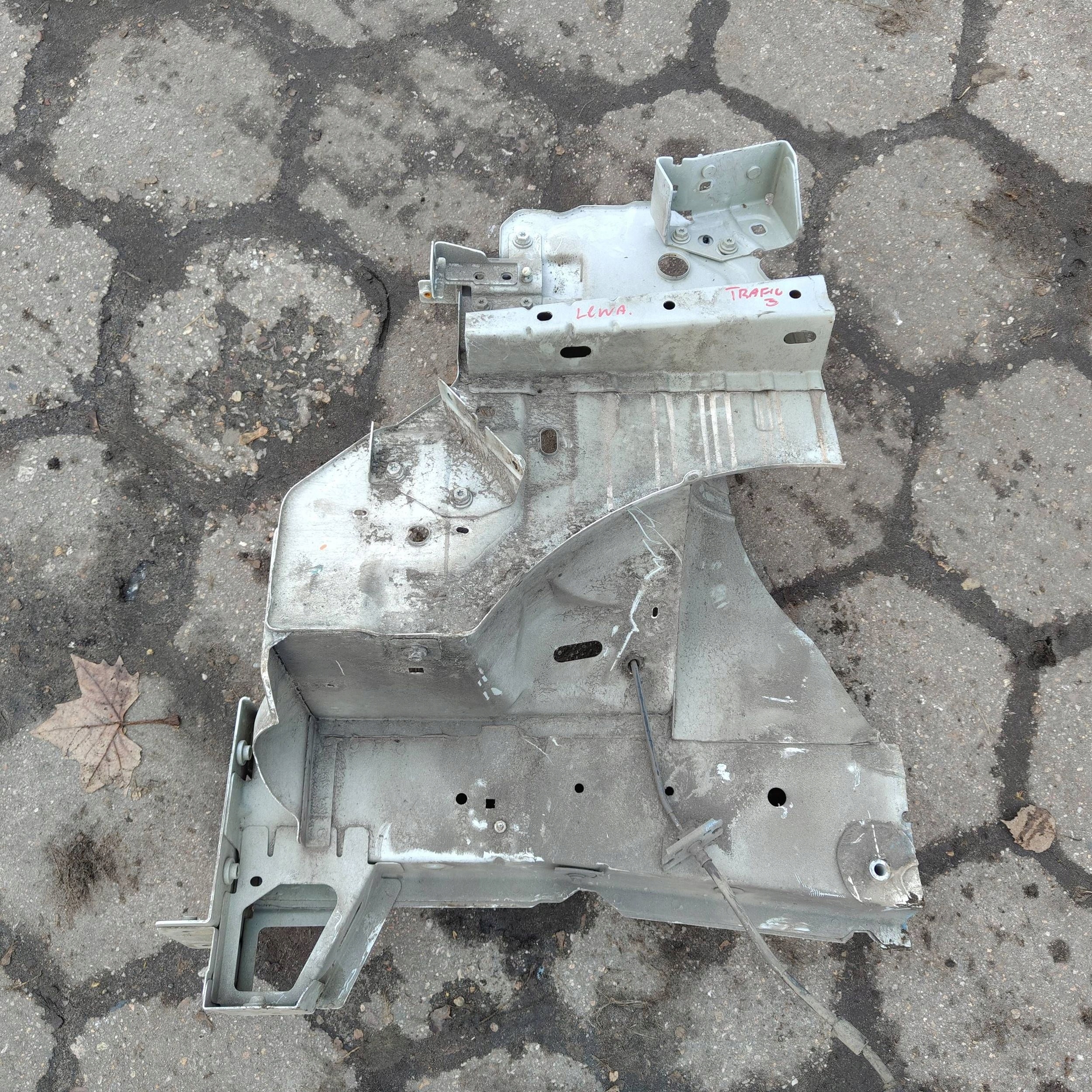 quarter front front side left Renault Trafic III (X82)