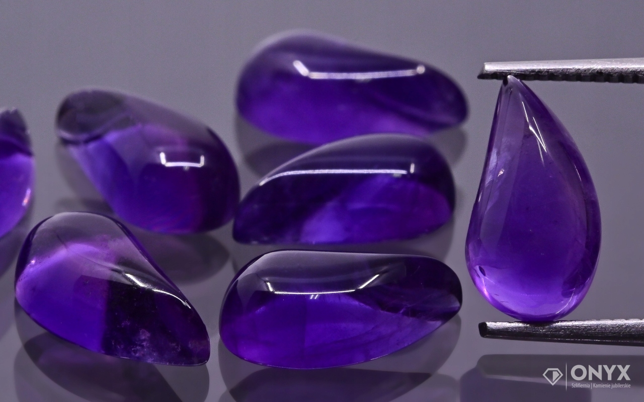 Ametyst A kabošon Pravý nepravidelný 13,5x8 mm