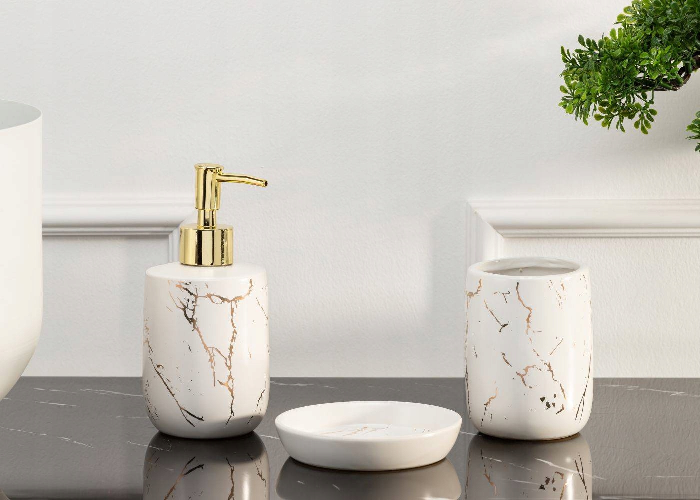 Zestaw do łazienki komplet łazienkowy Lua White 3 el biały dozownik kubek Marka HowHomely