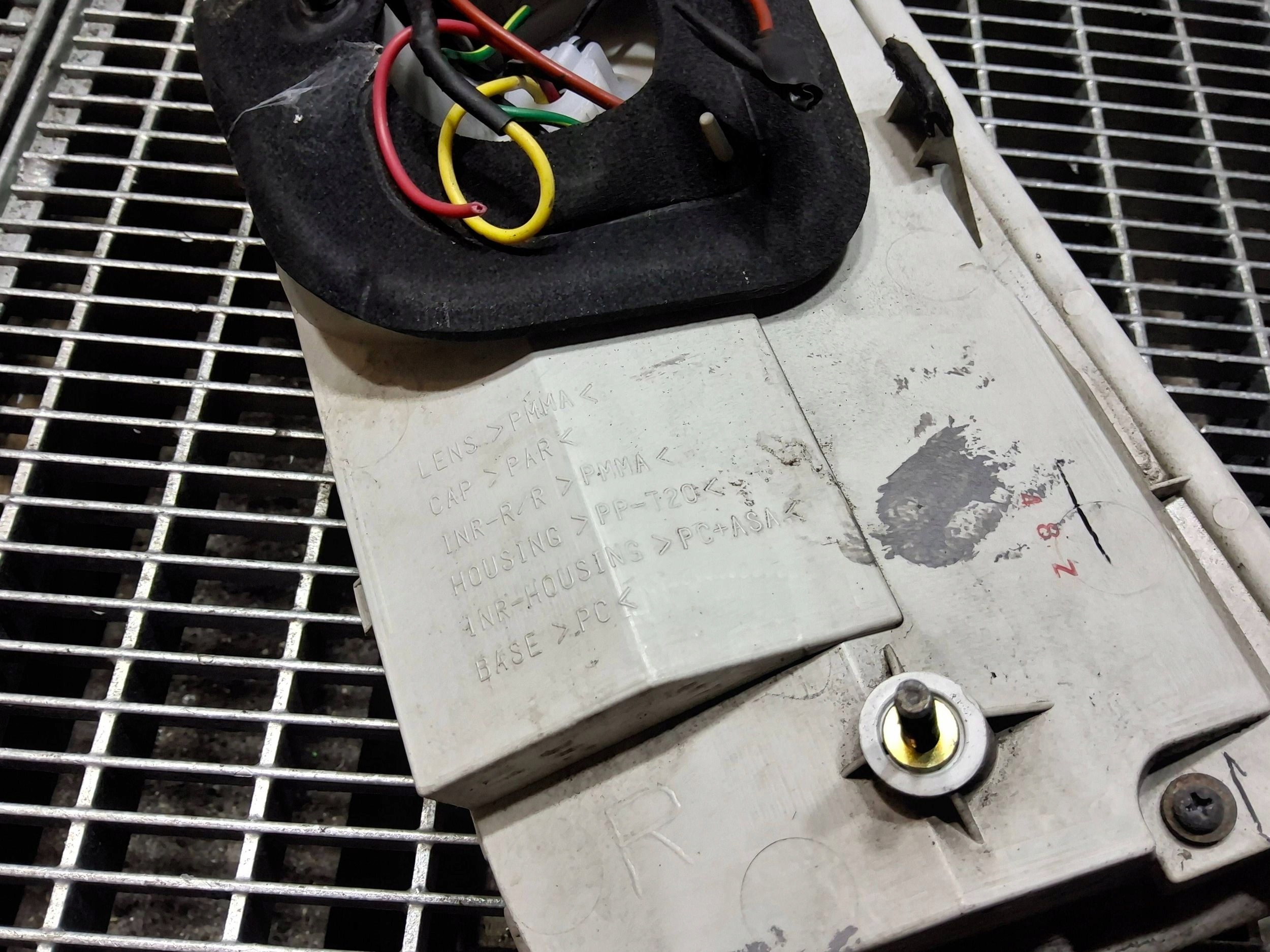 nissan ELGRAND 2004 задний правая сторона фонарь