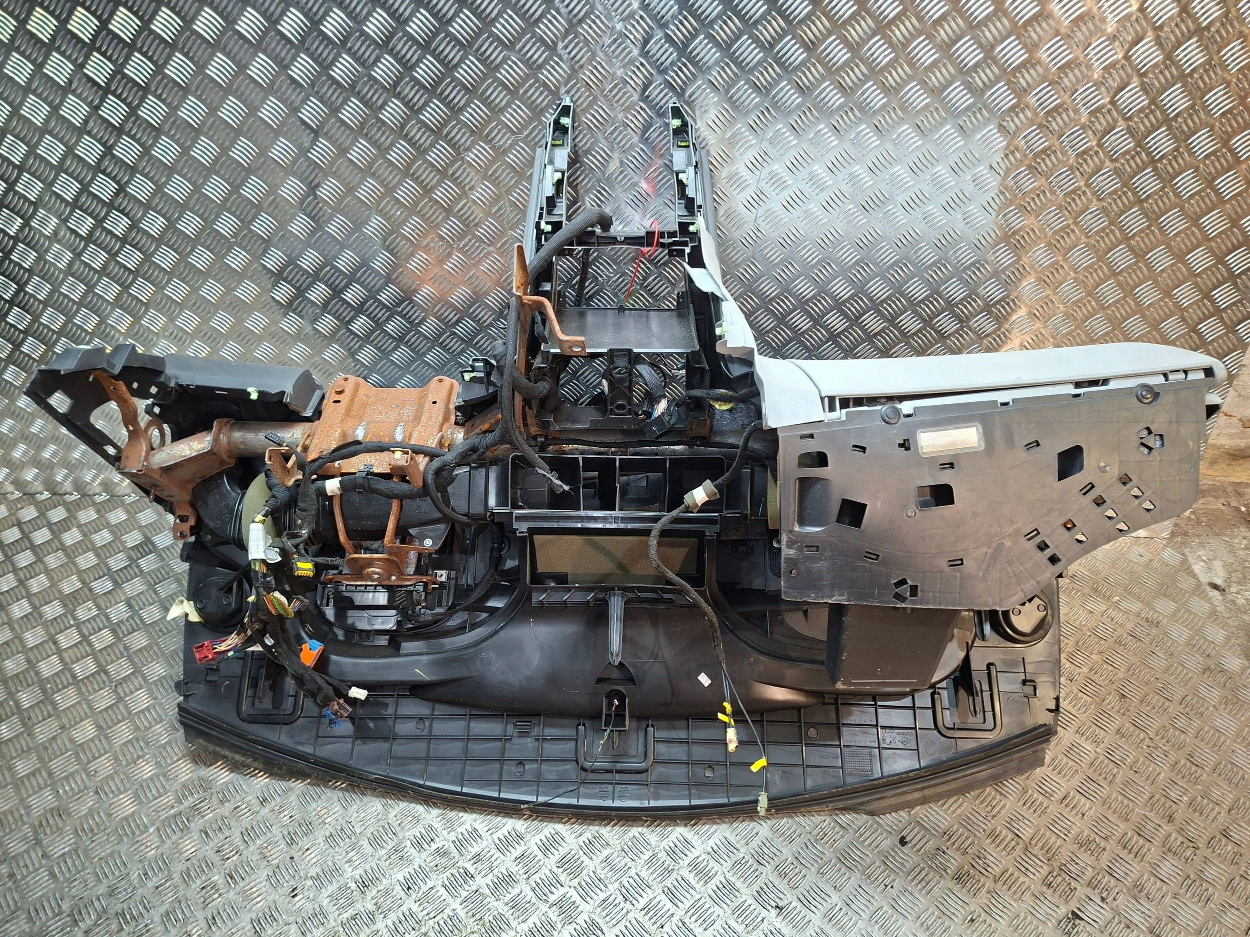 торпеда консоль UP 9684672580 peugeot 3008 и 5008 2009-