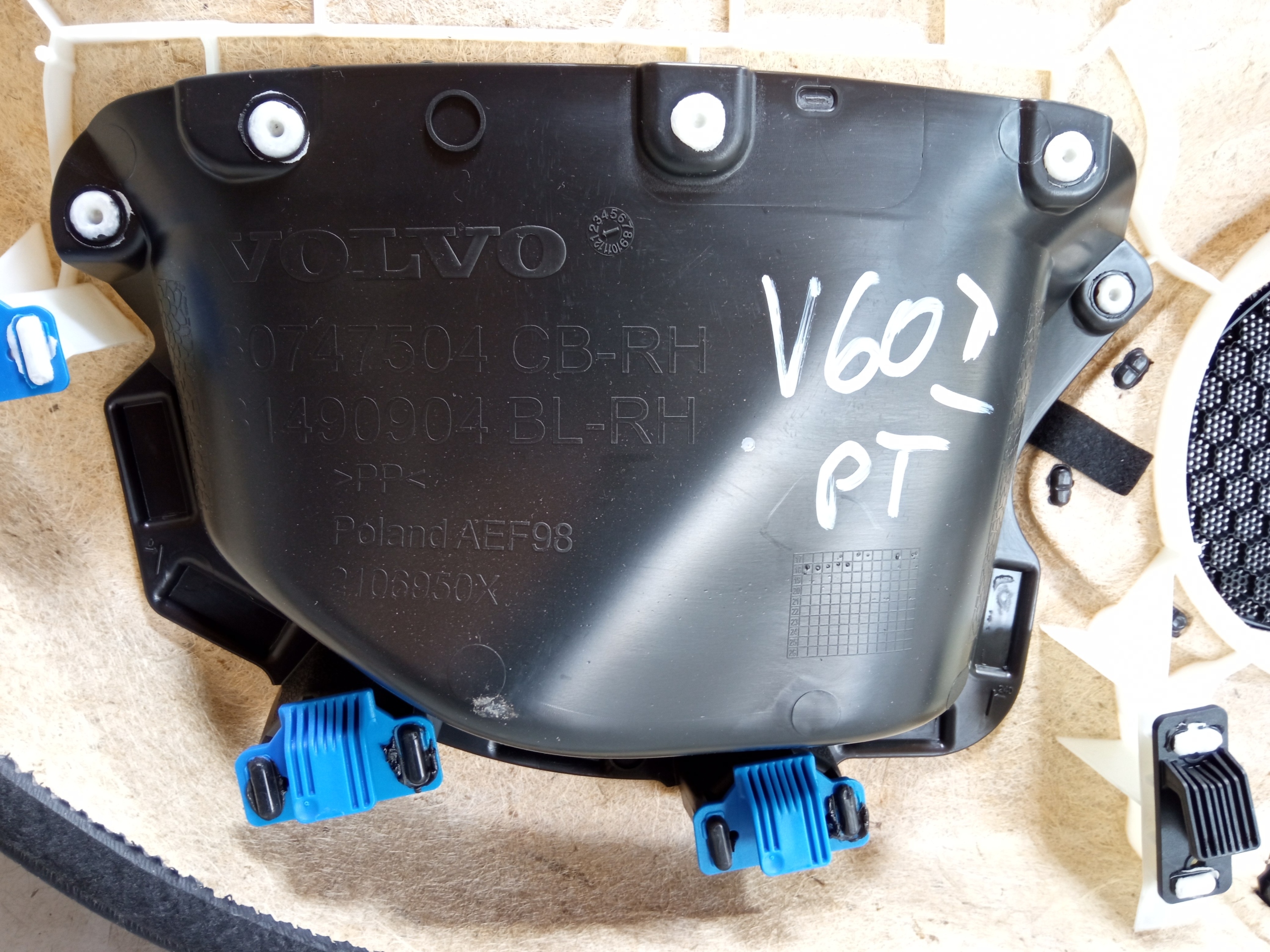 VOLVO V60 II BOCZEK DRZWI PRAWY TYŁ TYLNY 30747504 2018- Producent części Volvo OE