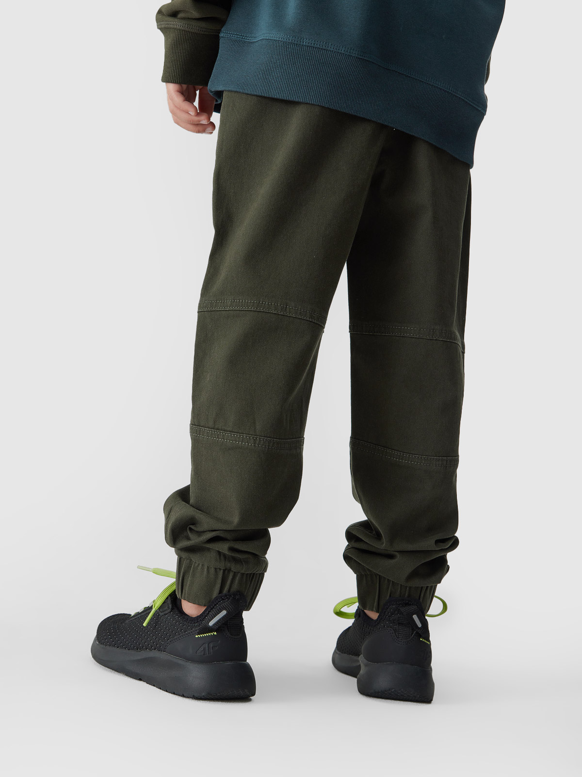 4F SPODNIE CHŁOPIĘCE JOGGERY CASUAL DRESY EAN (GTIN) 5904698468973