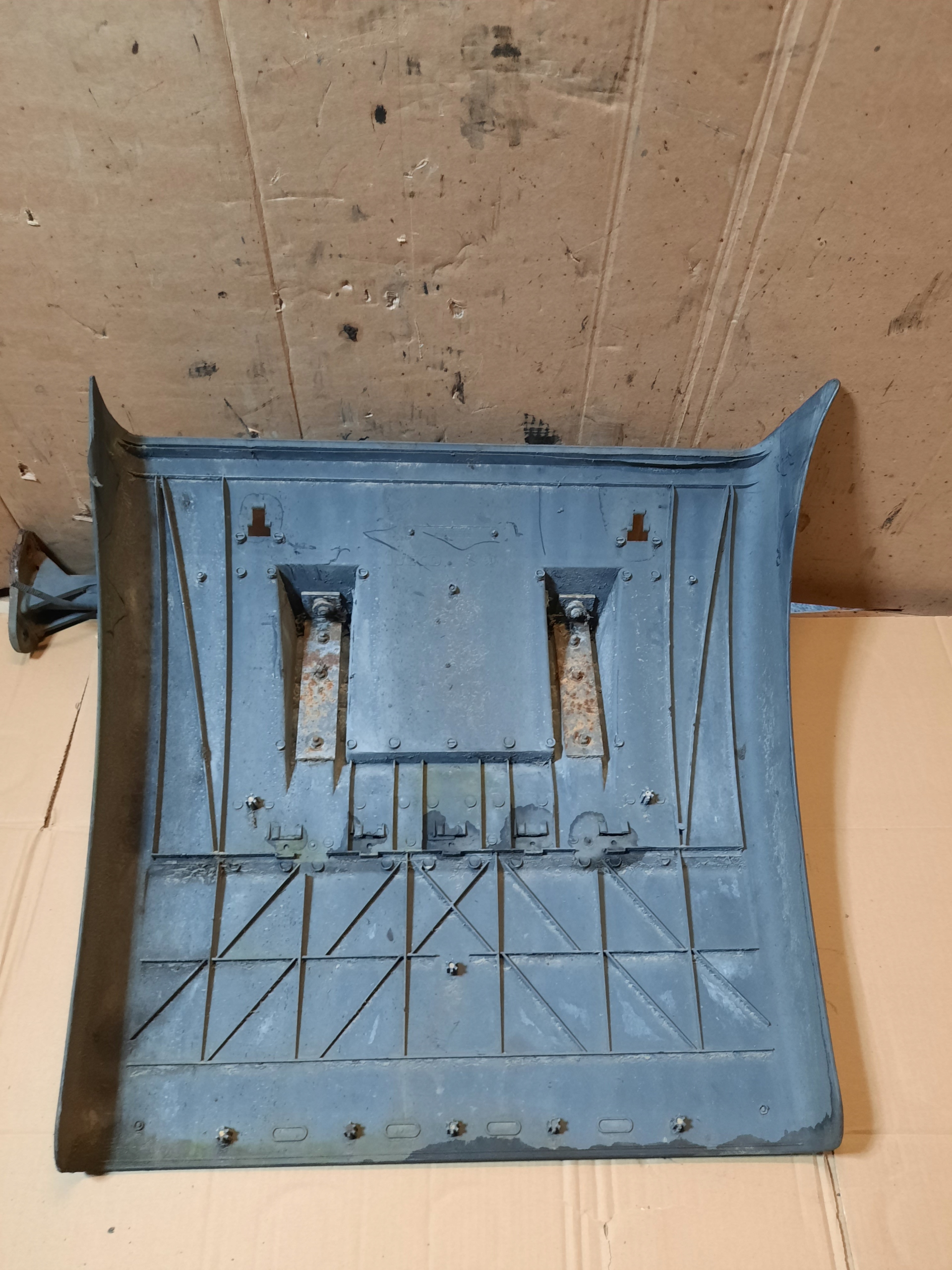 Iveco OE 41299389 41299388 fender mudguard front L