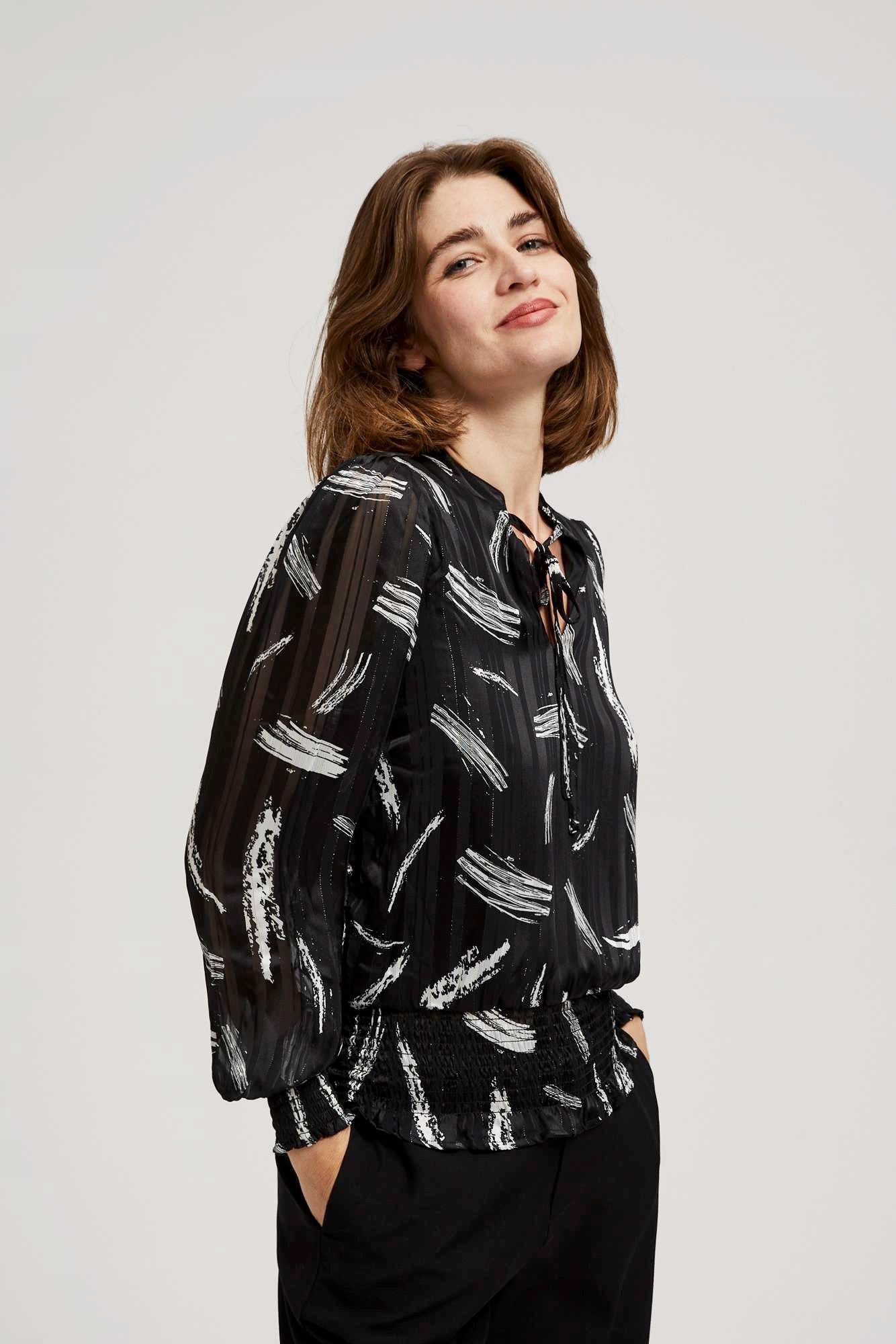 Koszula z wiązanym dekoltem 42 od MOODO Wzór dominujący kwiaty