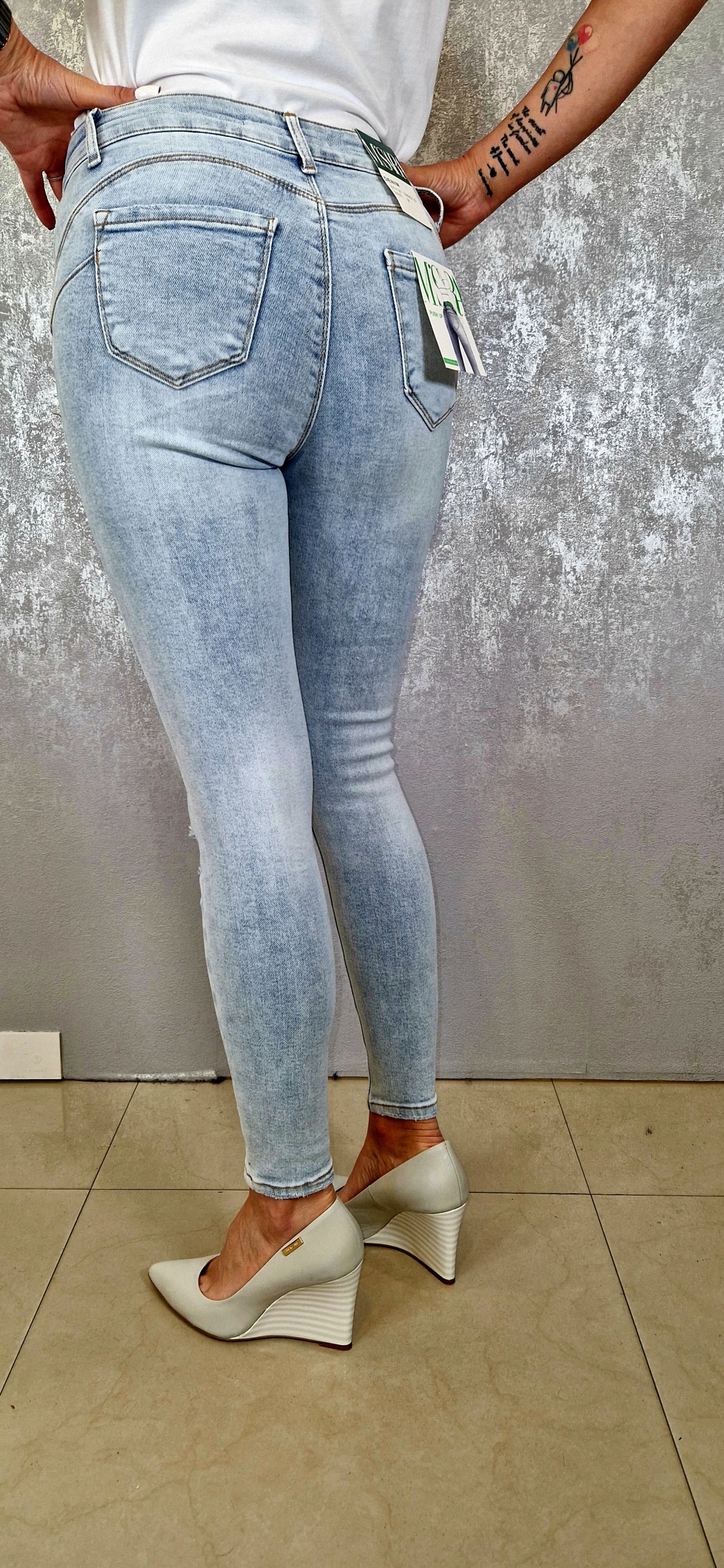 SPODNIE DAMSKIE JEANSY MODELUJĄCE PUSH UP M.SARA Stan (wysokość w pasie) wysoki