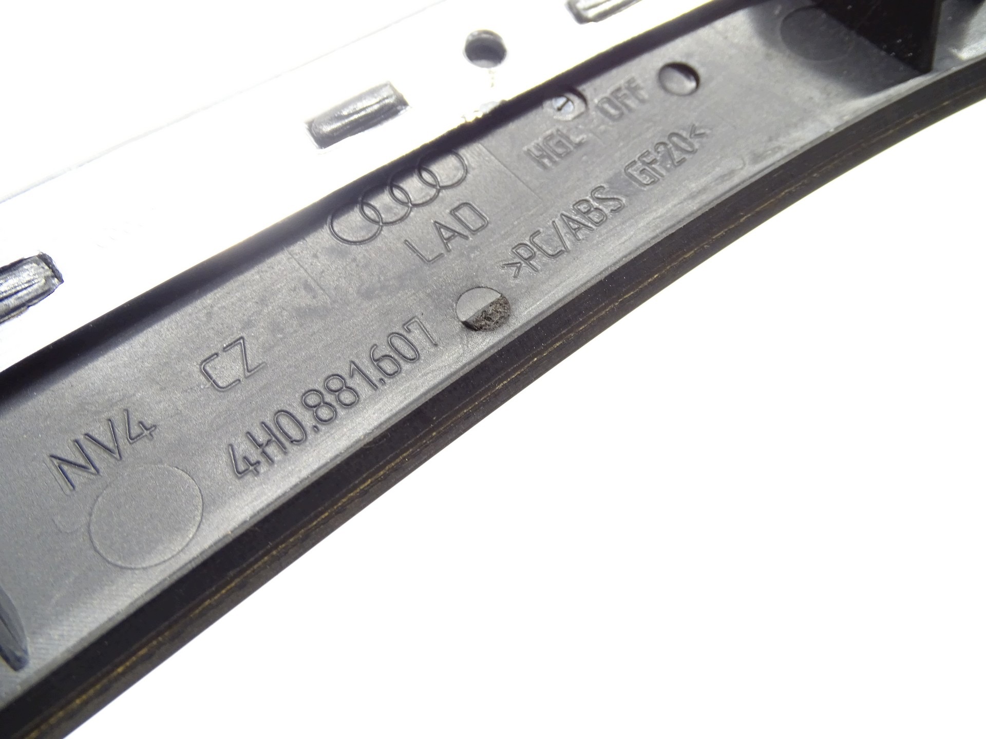 lišta DEKOR sedačka předního CARBON AUDI A8 S8 D4 4H0881607