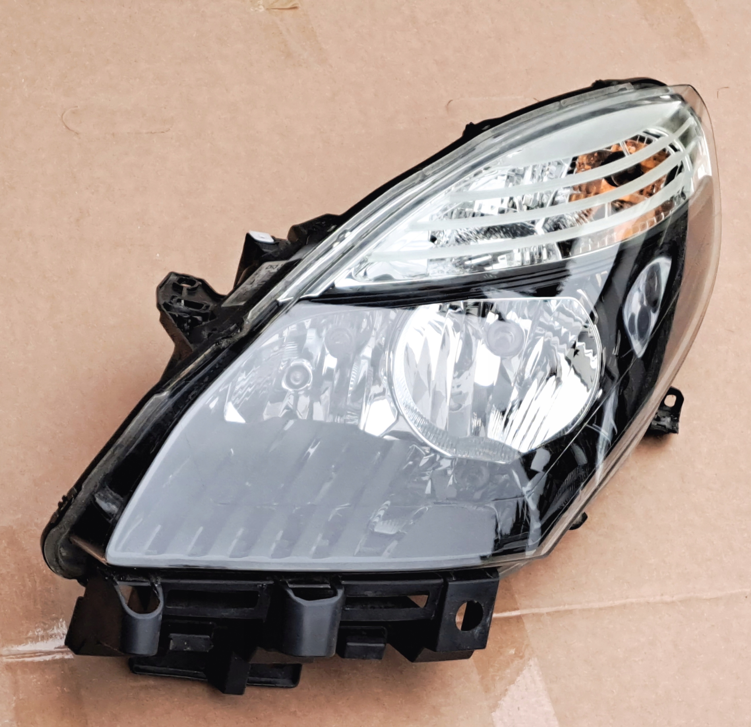 RENAULT SCENIC III REFLEKTOR LEWY (122) Strona zabudowy lewa