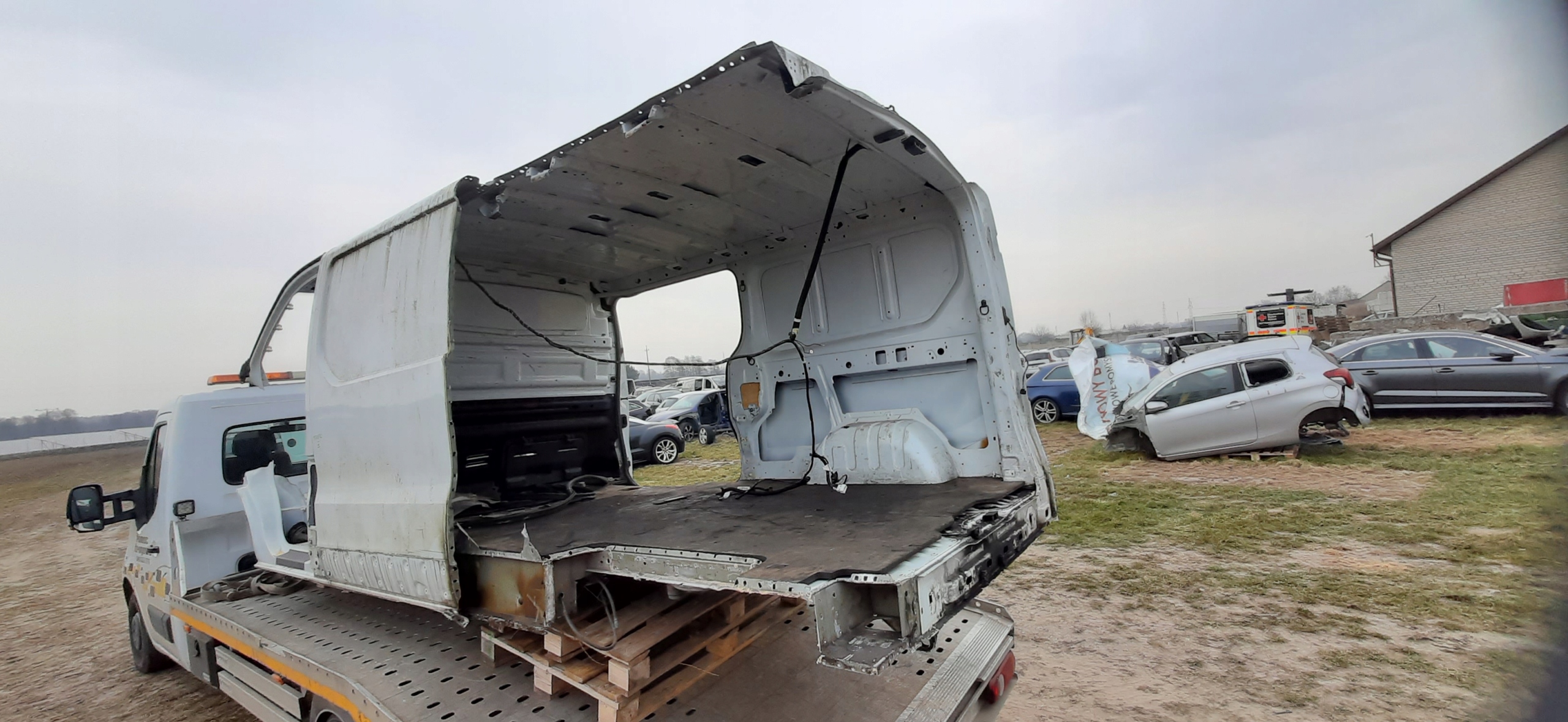 ремень задний кузов renault TRAFIC III