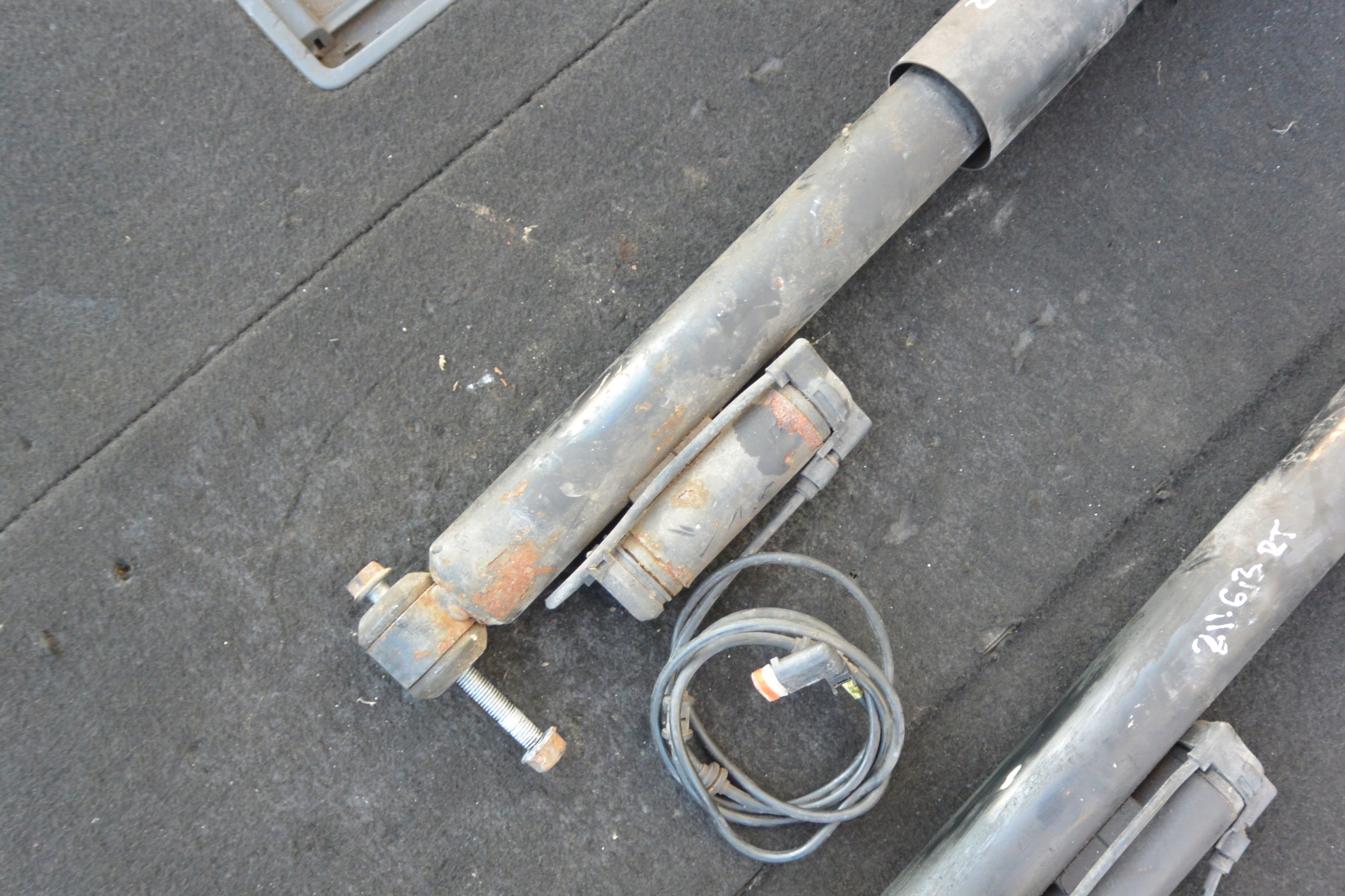 MERCEDES E55 E63 CLS55 CLS63 W211 W219 AMG shock absorber left right ABS rear part