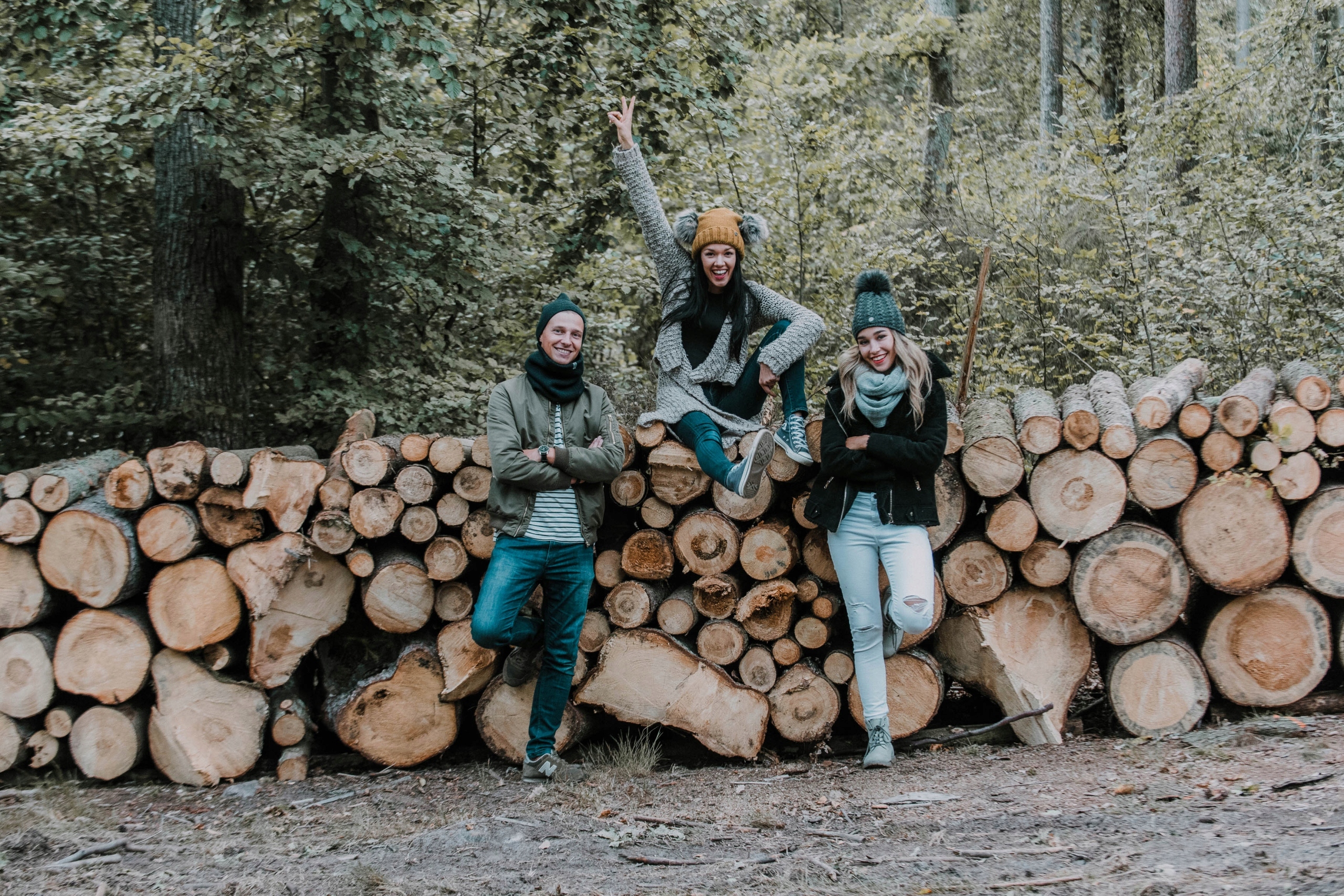 CZAPKA DAMSKA ZIMOWA WYWIJANA Z POMPONEM POLAREM Kolor czerwony