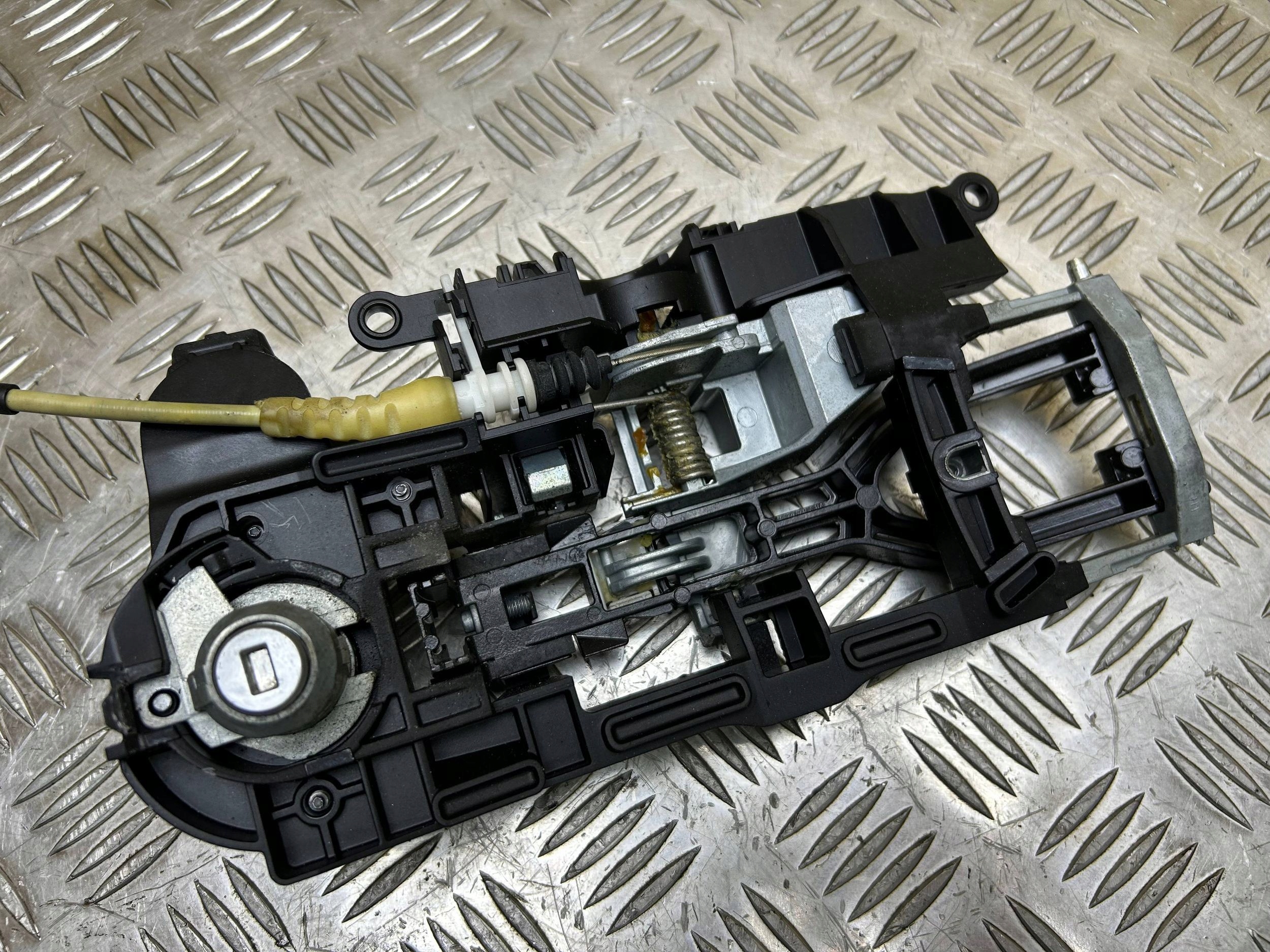 bracket door left front BMW 6 F06 Gran coupe 2013 X17299992303