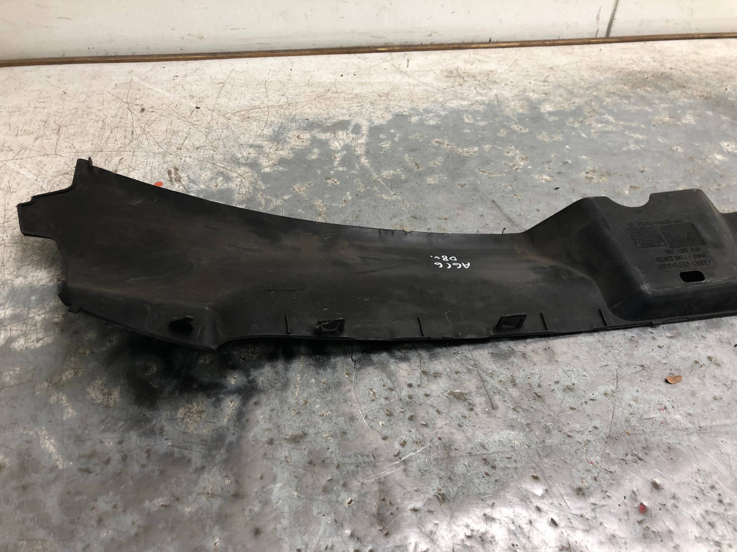 kryt stěny předního AUDI A6 C6 4F0807081