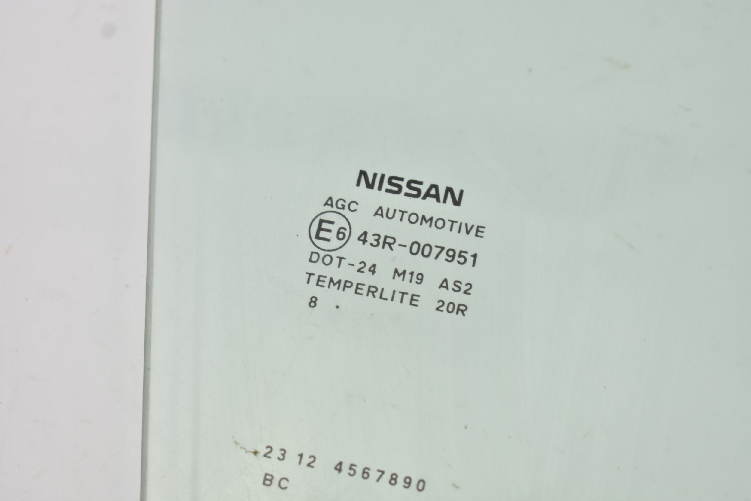 SZYBA DRZWI PRAWY PRZÓD NISSAN JUKE I F15 2018 Numer katalogowy części 803001KK0A