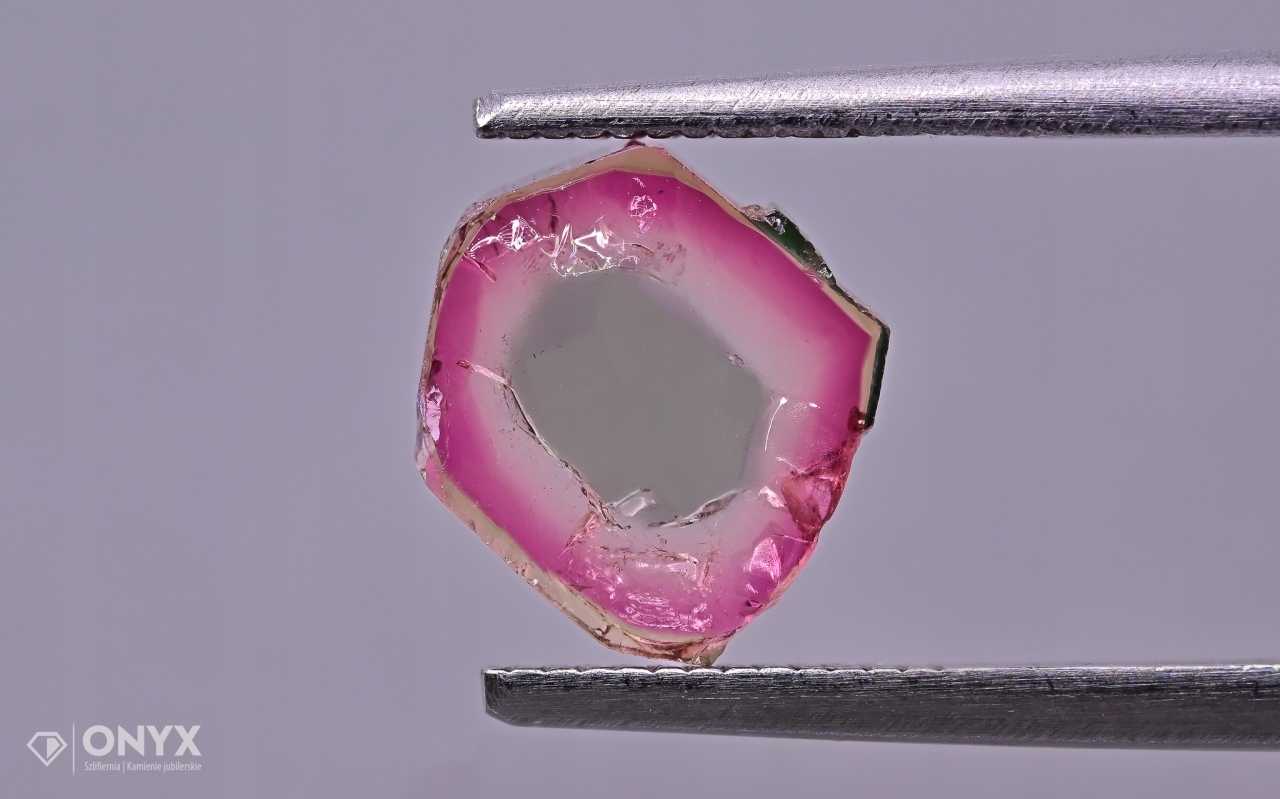 Turmalín nepravidelná deska 9x8,5 mm