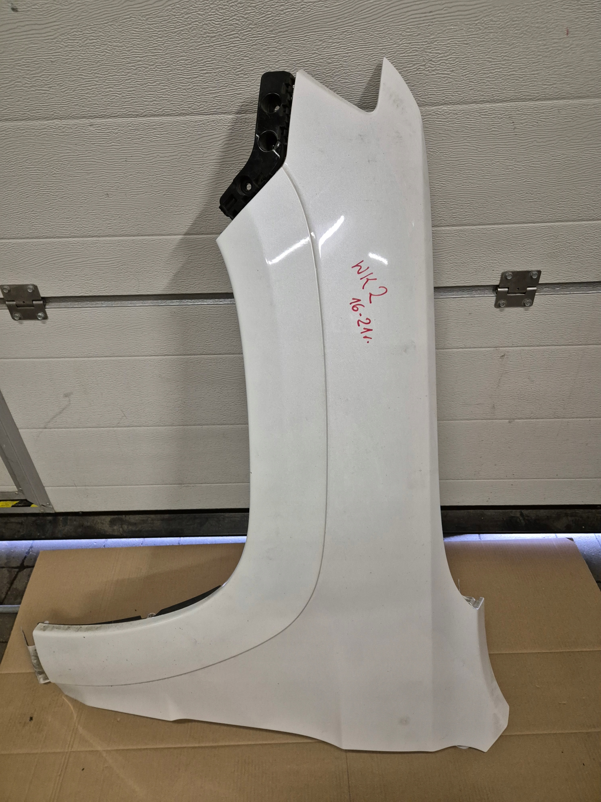 BŁOTNIK PRZEDNI JEEP GRAND CHEROKEE WK2 KOLOR BIAŁY MET 2015-2021R ORYGINAŁ