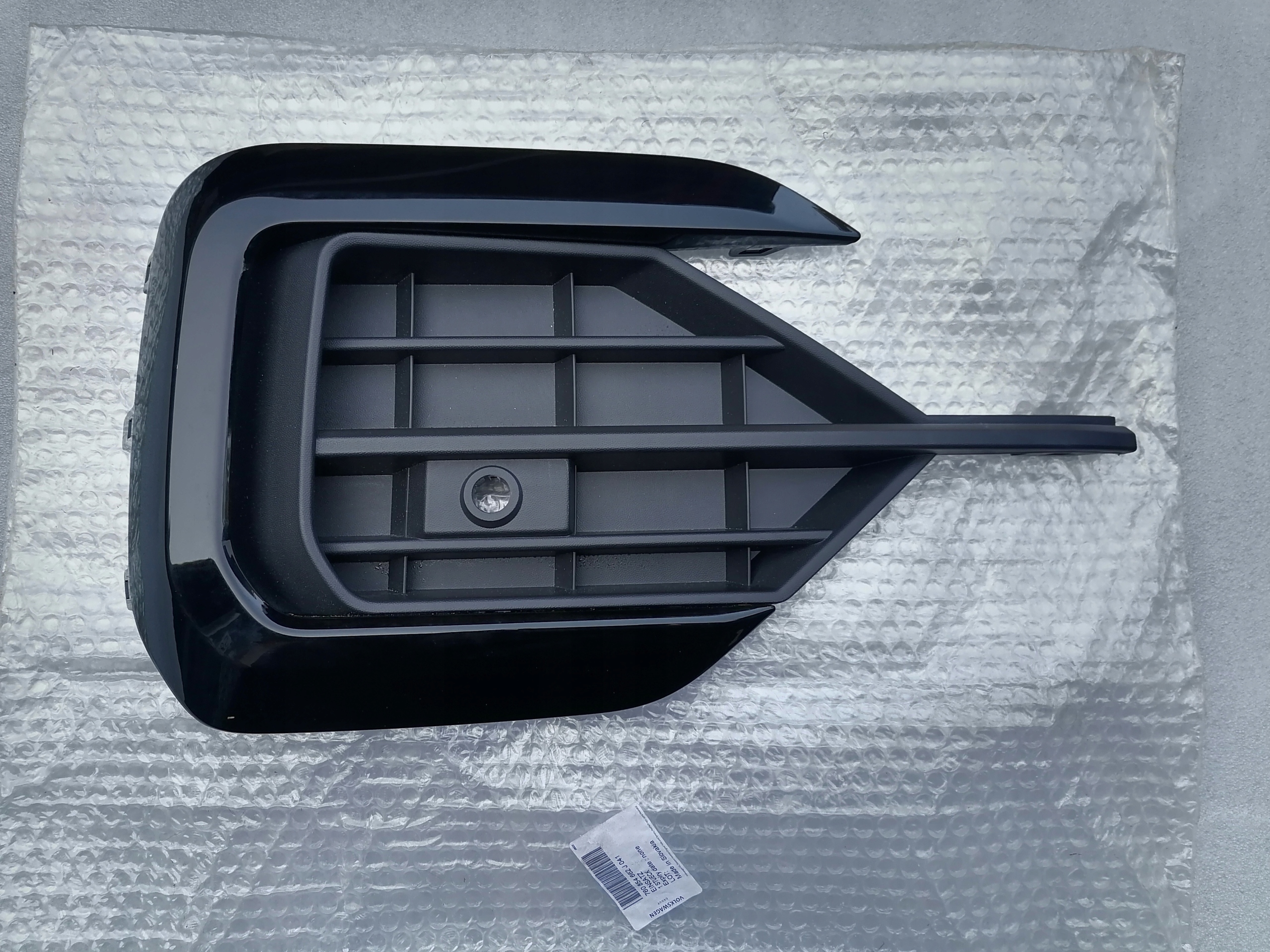 760854662J - VW Touareg 760 решетка бампера передняя правая R-Line