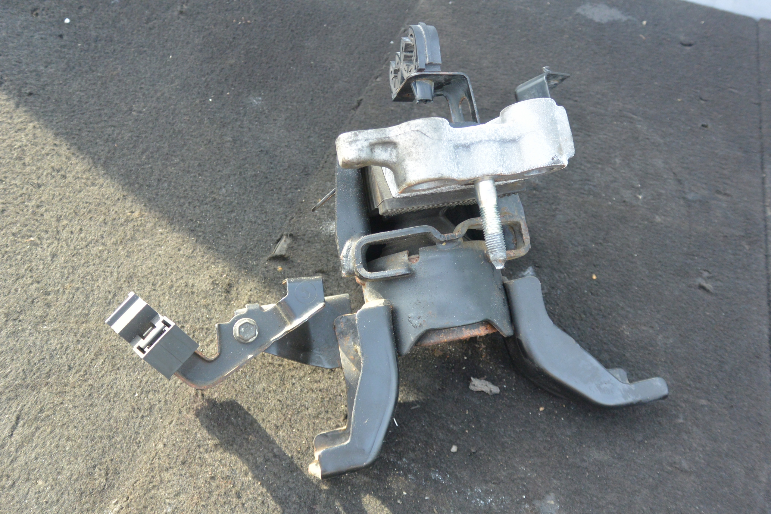 engine mount right TOYOTA PRIUS plus +