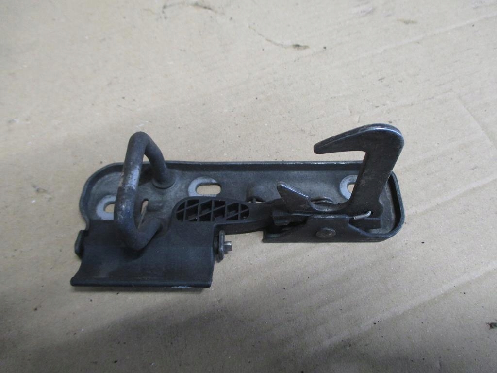 GOLF V VI ZAMEK RYGIEL MASKI 1Q0823480