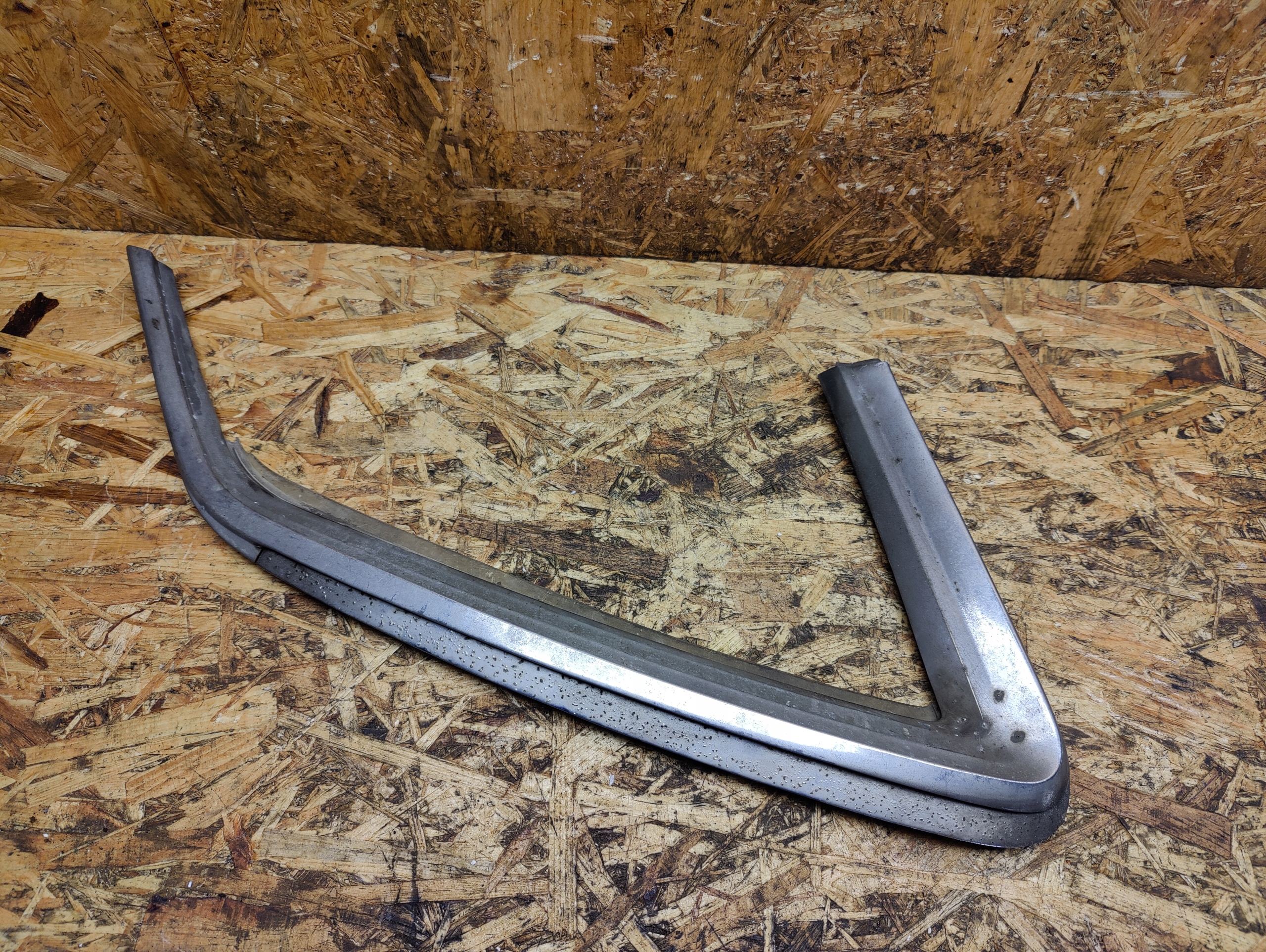 RAMKA SZYBY PRAWY TYŁ CHROM MERCEDES R107 SLC C107