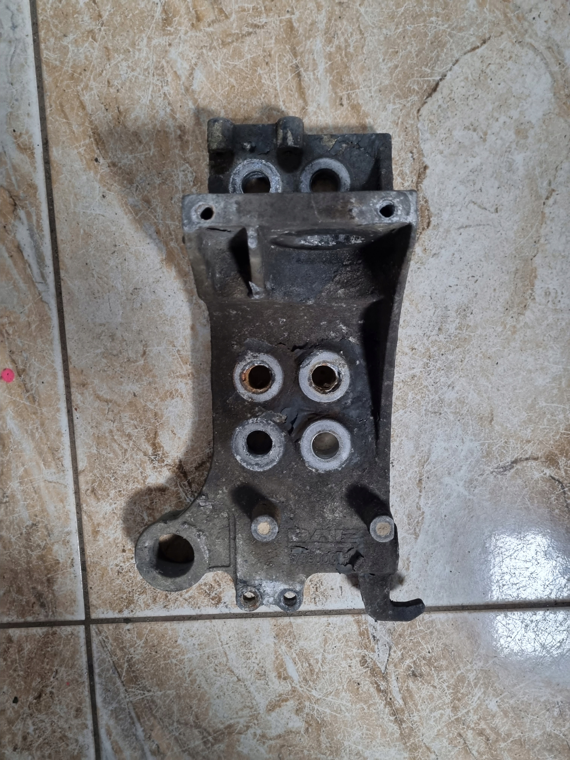 КРІПЛЕННЯ АМОРТИЗАТОРА КАБІНИ DAF 105 XF